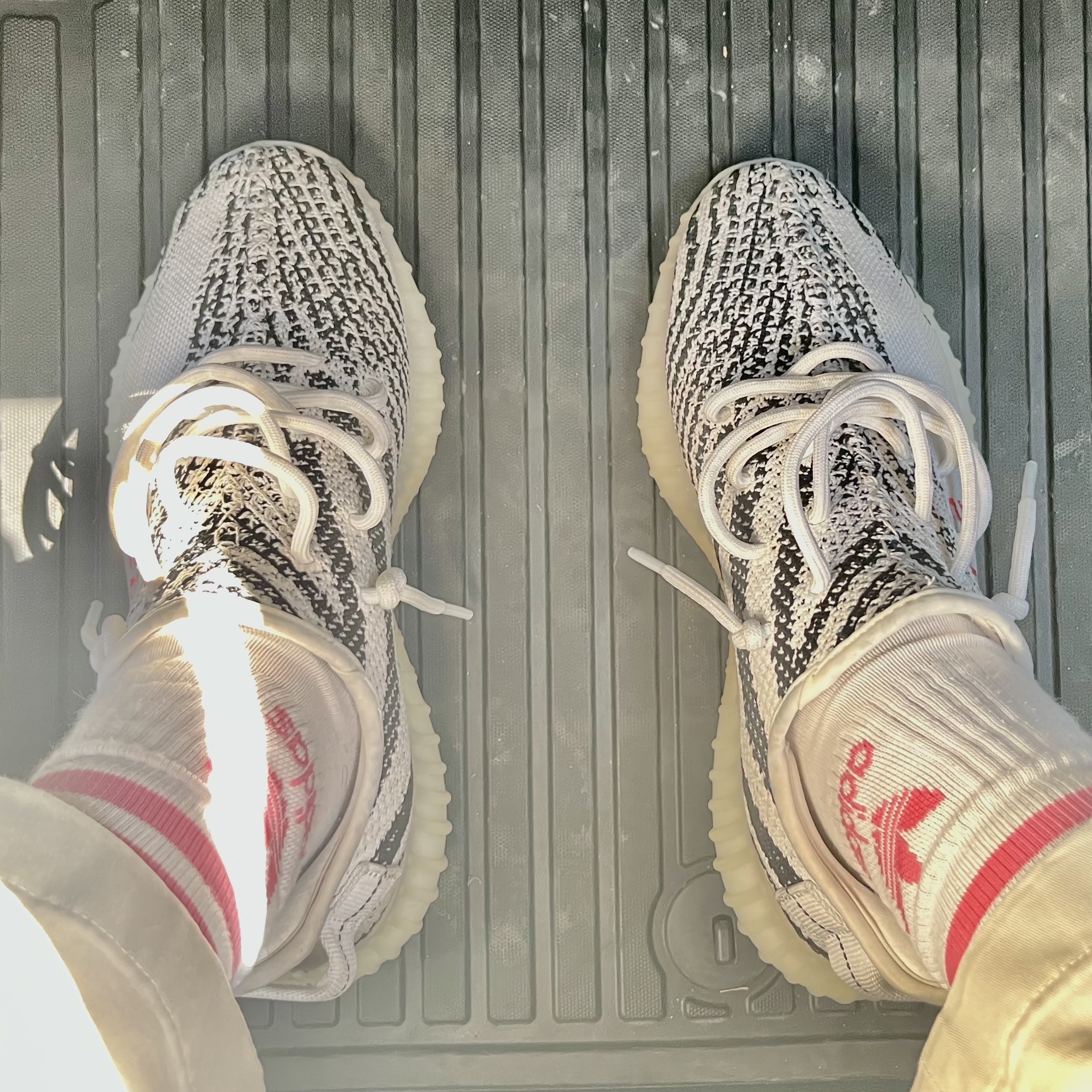 Adidas Yeezy Boost 350 V2 Zebra 2022/2023 착용 스타일