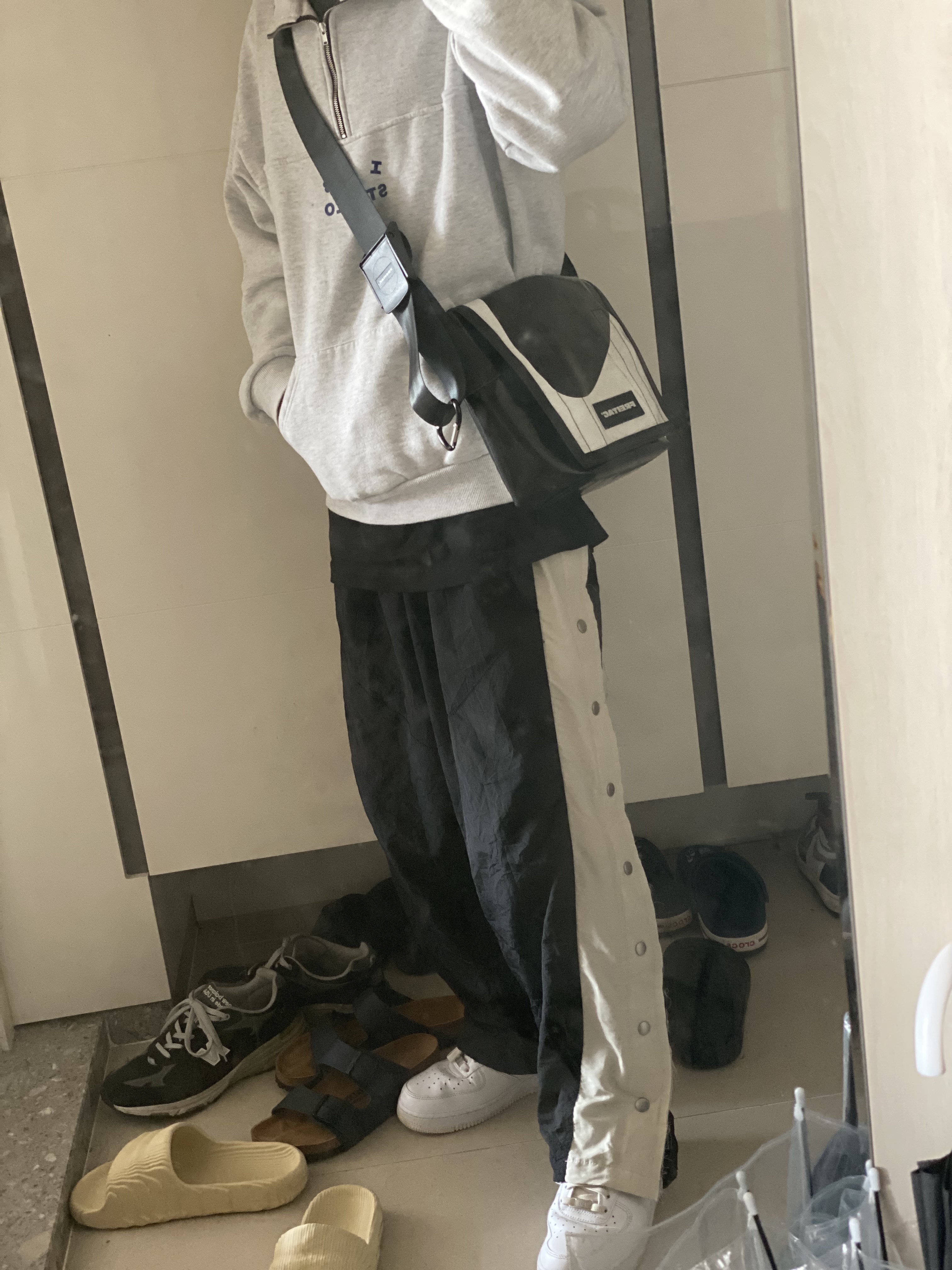 Nike Air Force 1 '07 Low White, IAB Studio Half Zip Pullover Light Gray 착용 스타일