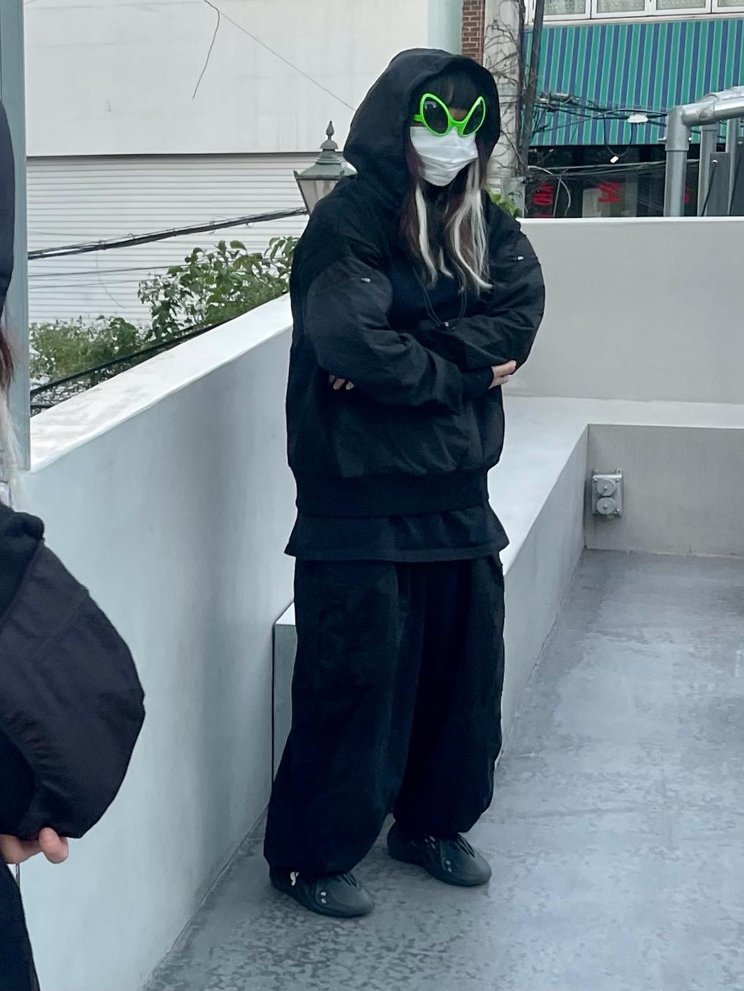 Adidas Yeezy Foam RNNR Onyx 착용 스타일 - 2