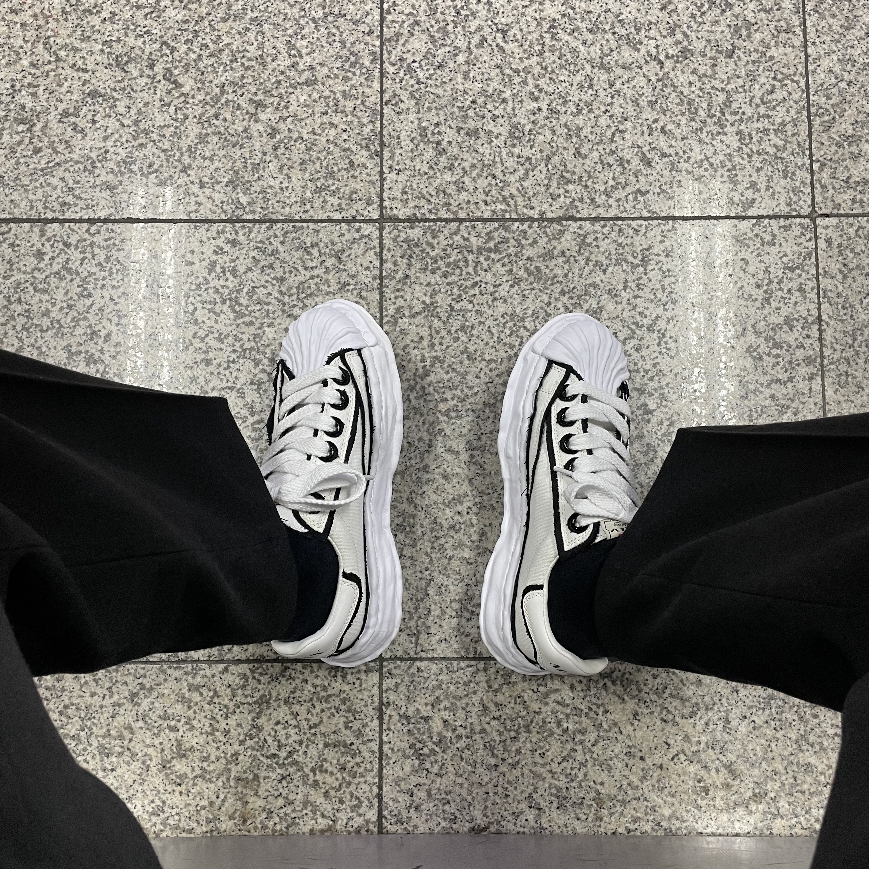 Maison Mihara Yasuhiro Blakey OG Sole OH Canvas Low-top Sneakers White 착용 스타일