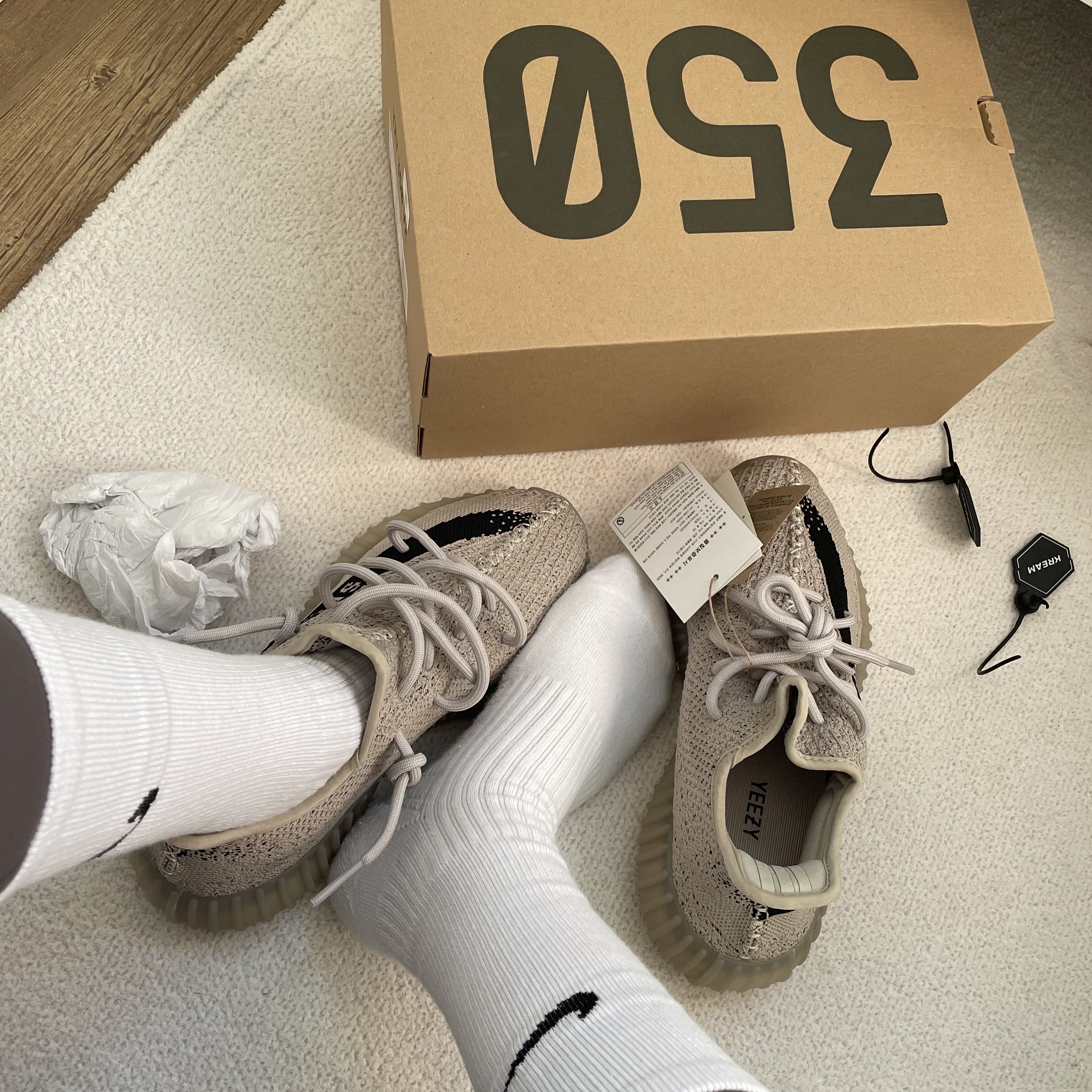 Adidas Yeezy Boost 350 V2 Slate Core Black 2022/2023 착용 스타일 - 2