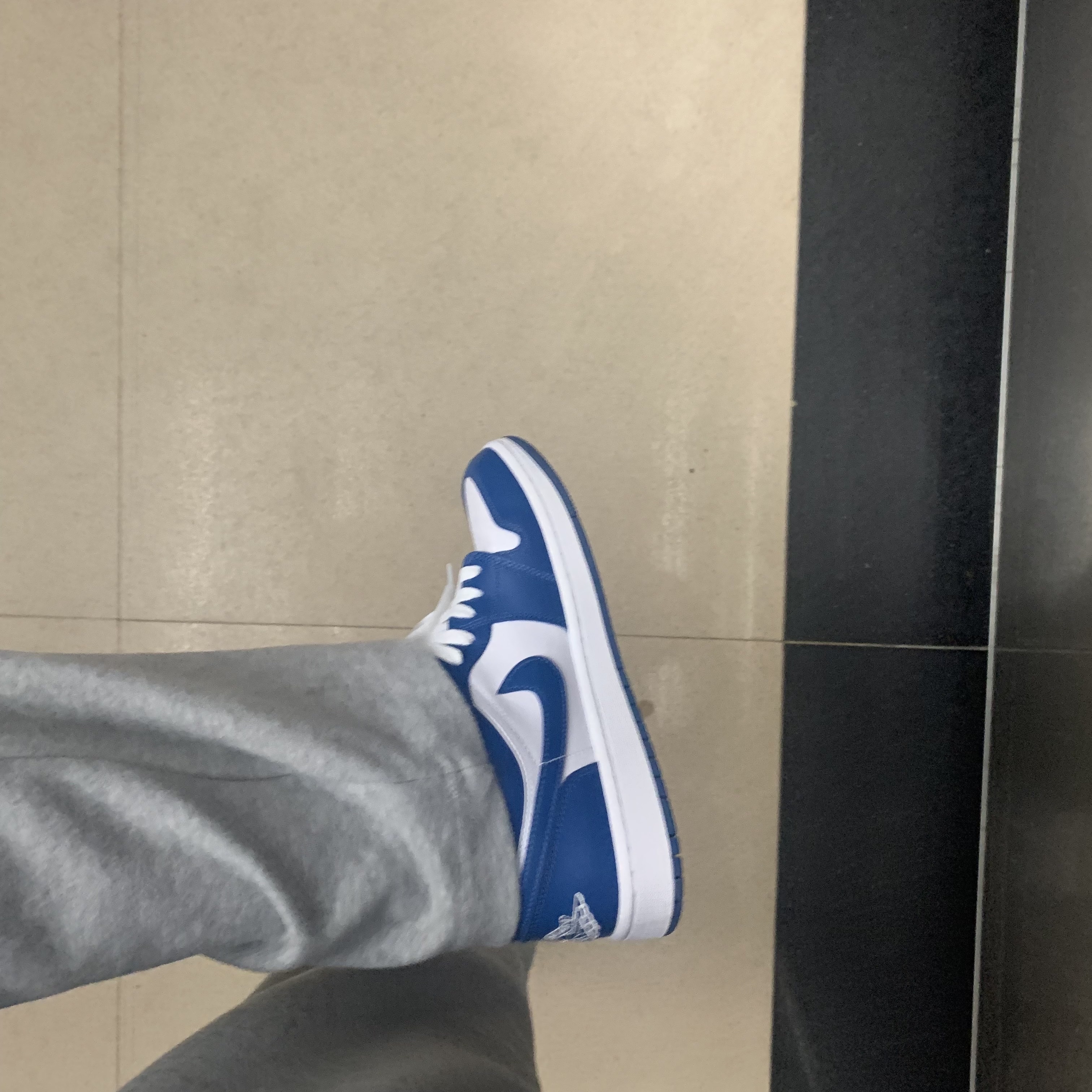 (W) Jordan 1 Low White Dark Marina Blue 착용 스타일 - 2