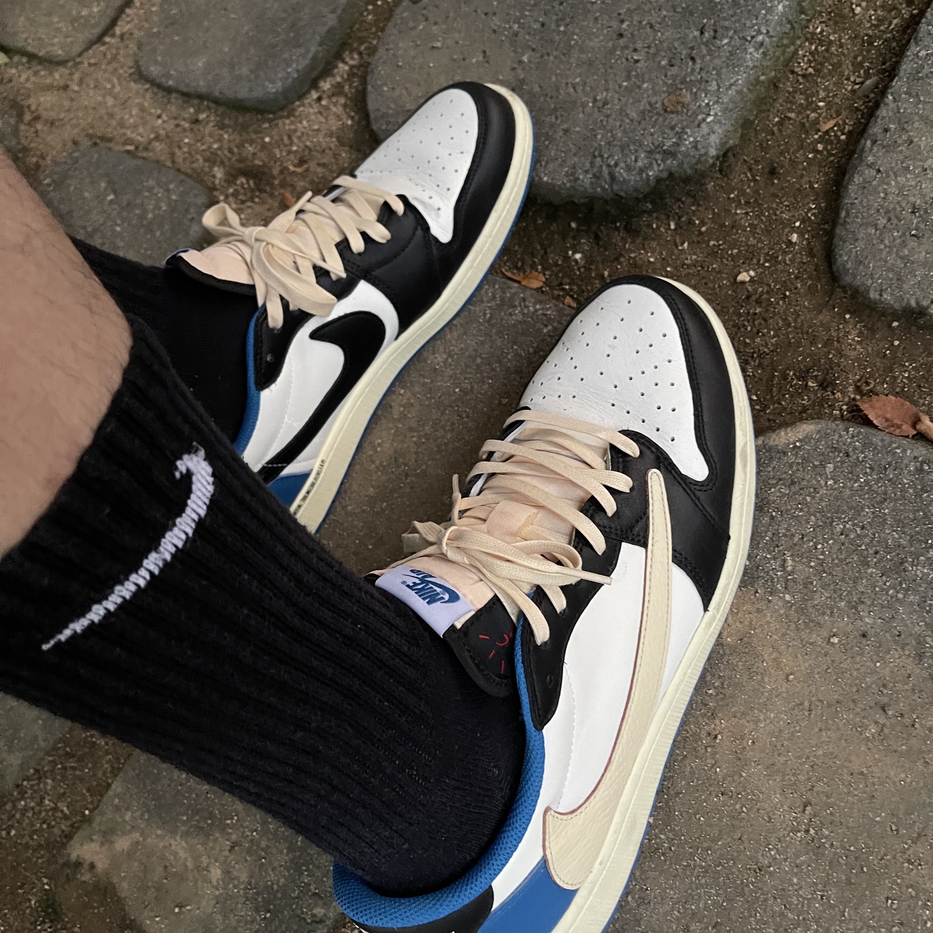 Jordan 1 x Travis Scott x Fragment Retro Low OG SP Military Blue 착용 스타일 - 3