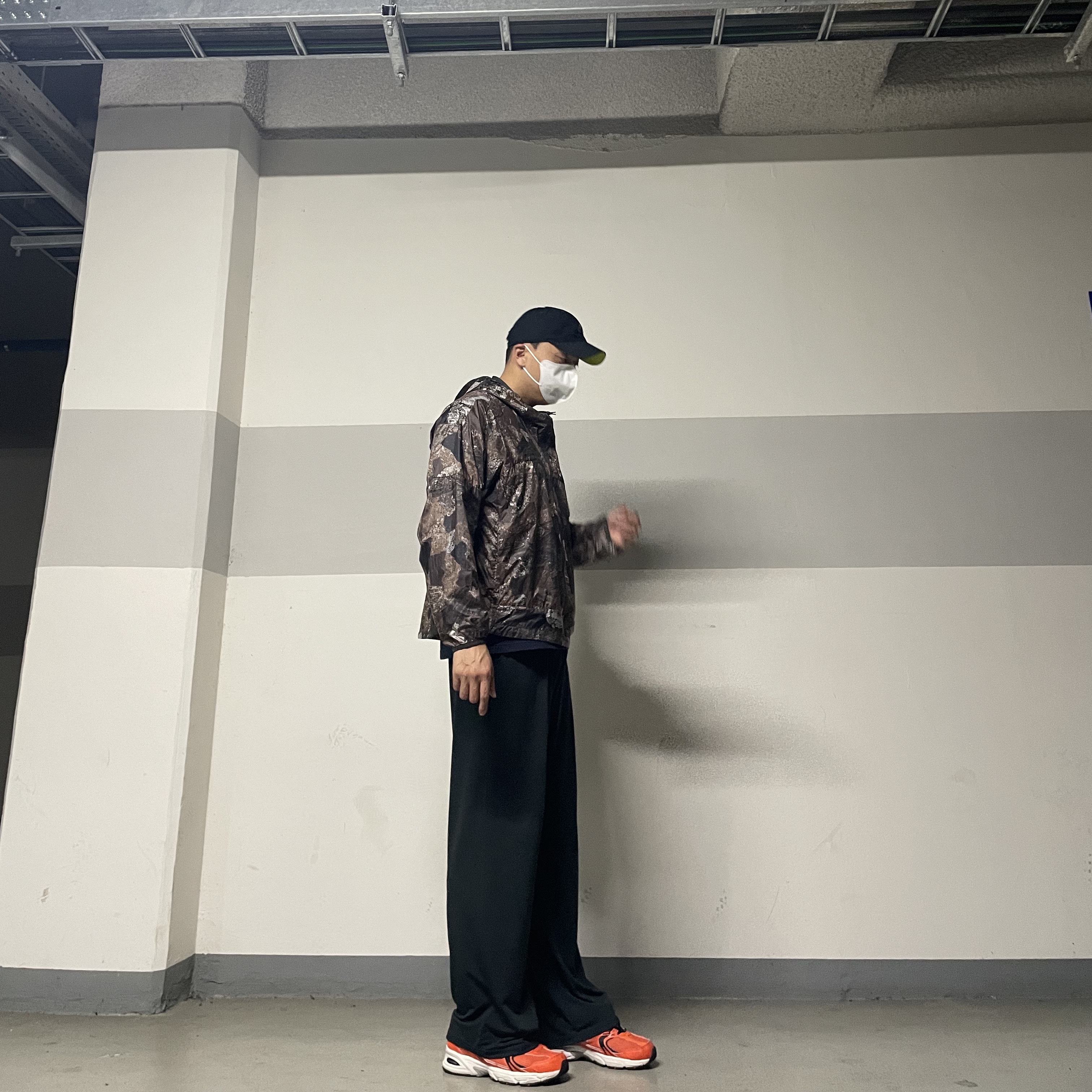 Nike ACG Heritage 86 Cap Black, New Balance 530 Neon Orange 착용 스타일 - 3