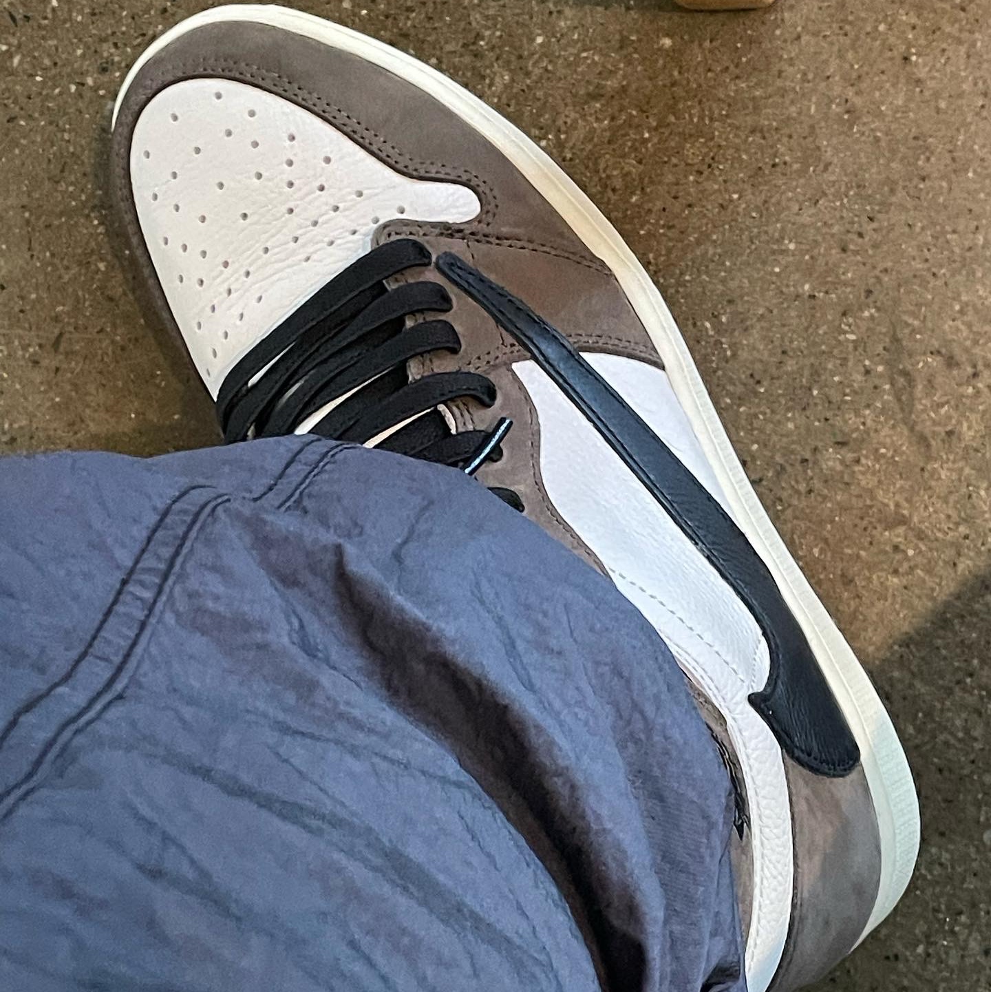 Jordan 1 x Travis Scott Retro High OG SP Mocha 착용 스타일 - 2