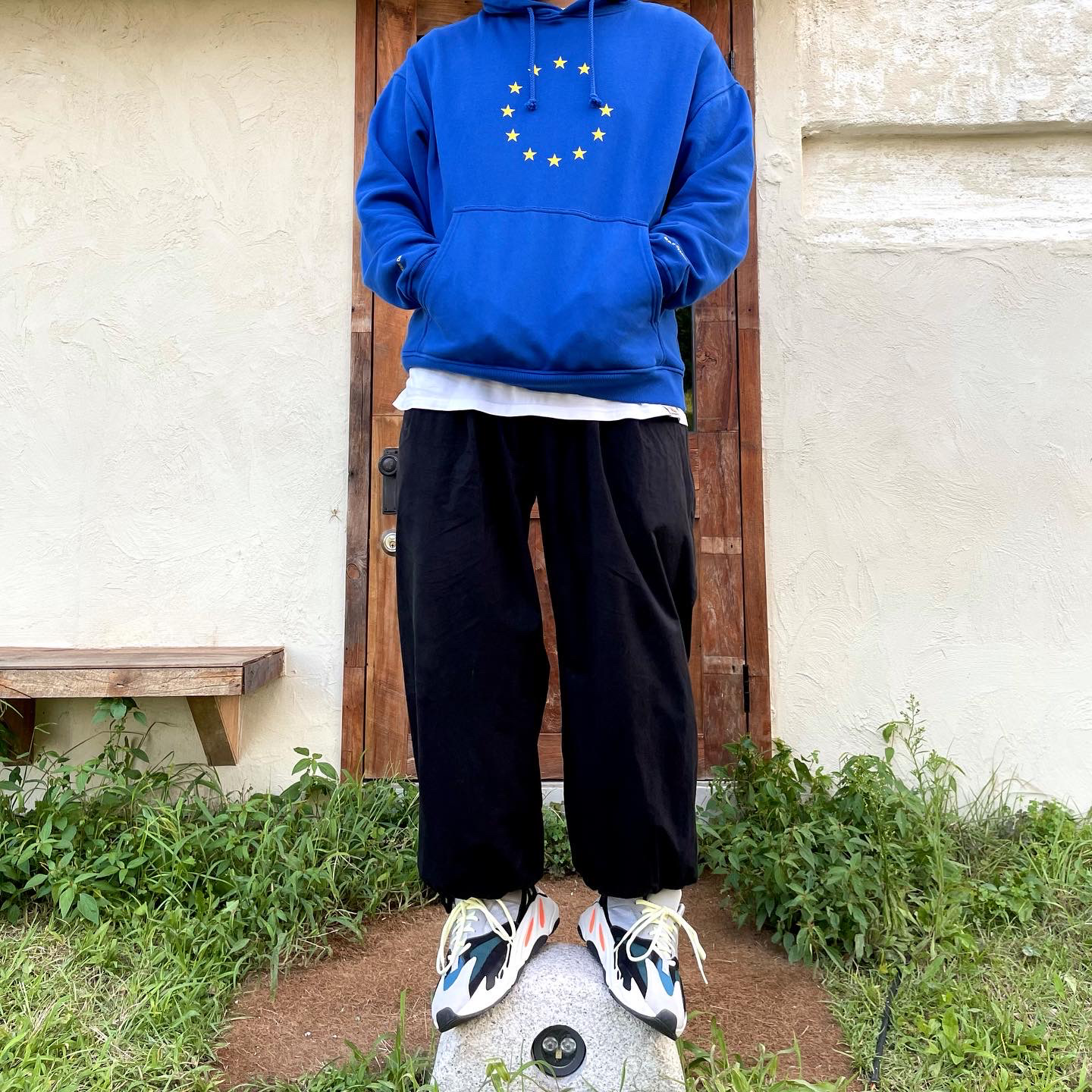 Souvenir Official Eunify Classic Hoodie Blue, Adidas Yeezy Boost 700 Wave Runner Solid Grey 2021/2022 착용 스타일 - 1