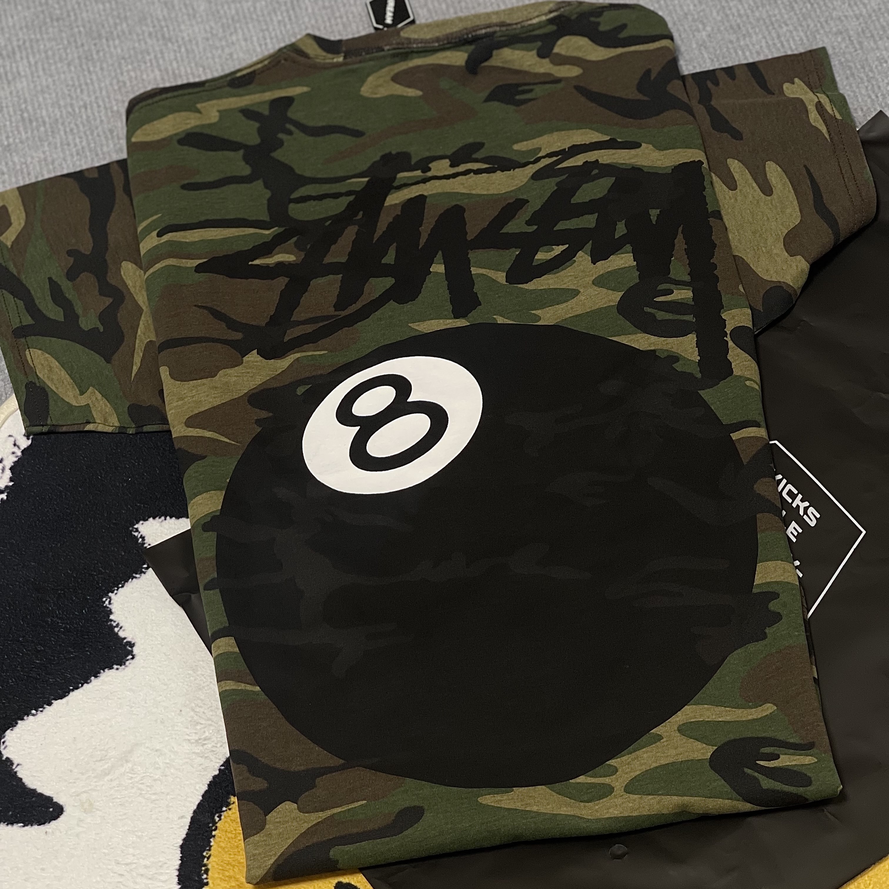 Stussy 8 Ball T-Shirt Camo 착용 스타일 - 1