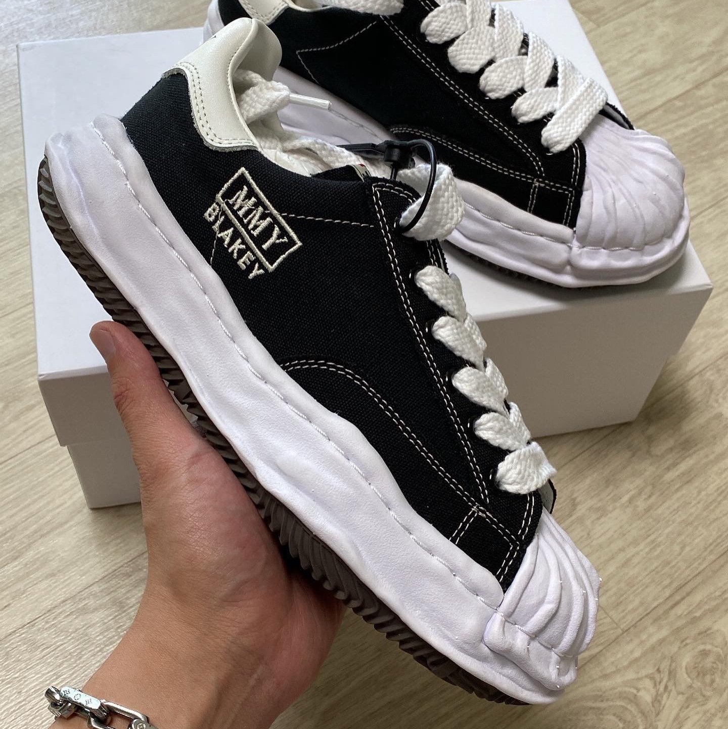 Maison Mihara Yasuhiro Blakey OG Sole Canvas Low-top Sneakers Black White 착용 스타일 - 2