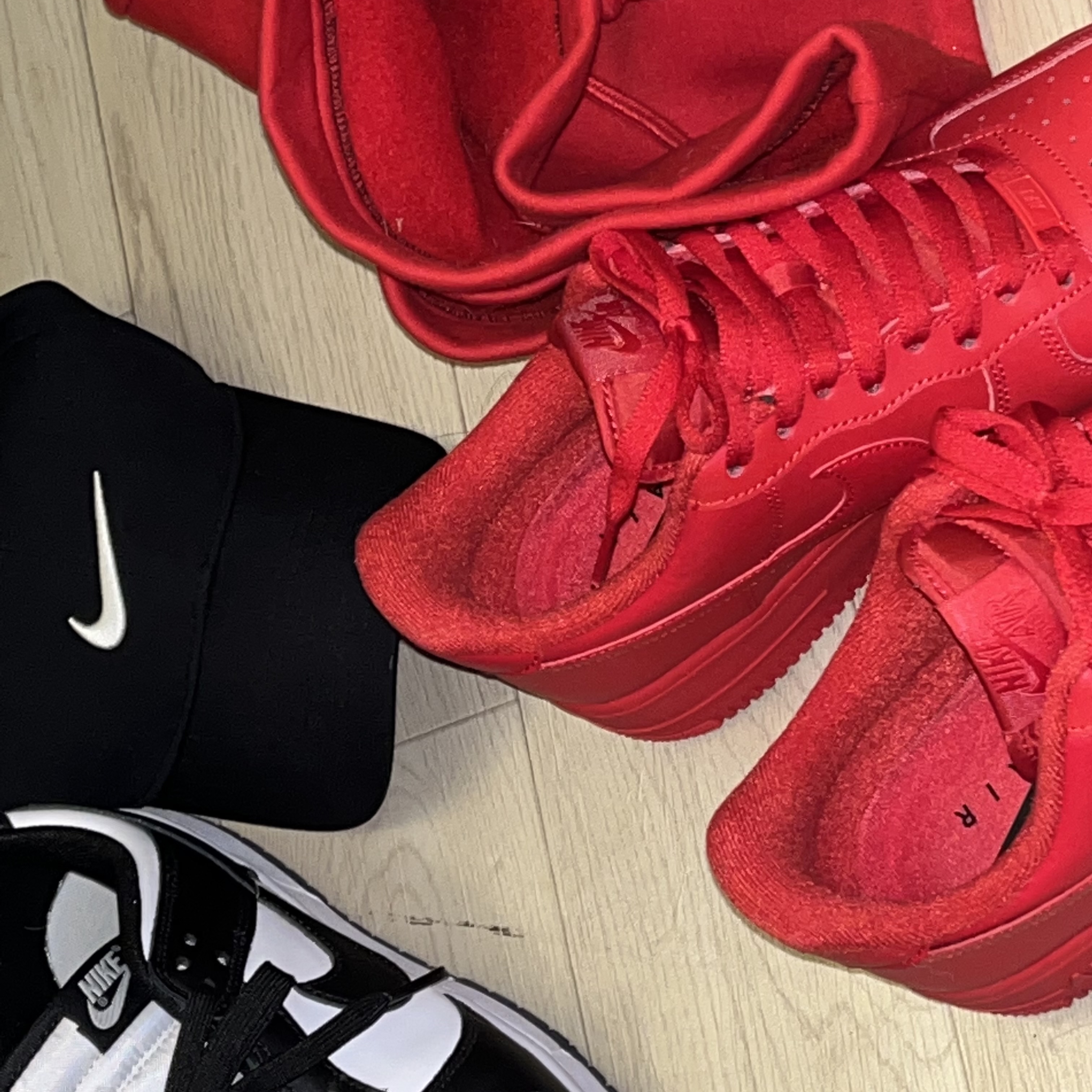Nike Dunk Low Retro Black, Nike Air Force 1 '07 LV8 Low 1 Triple Red 착용 스타일