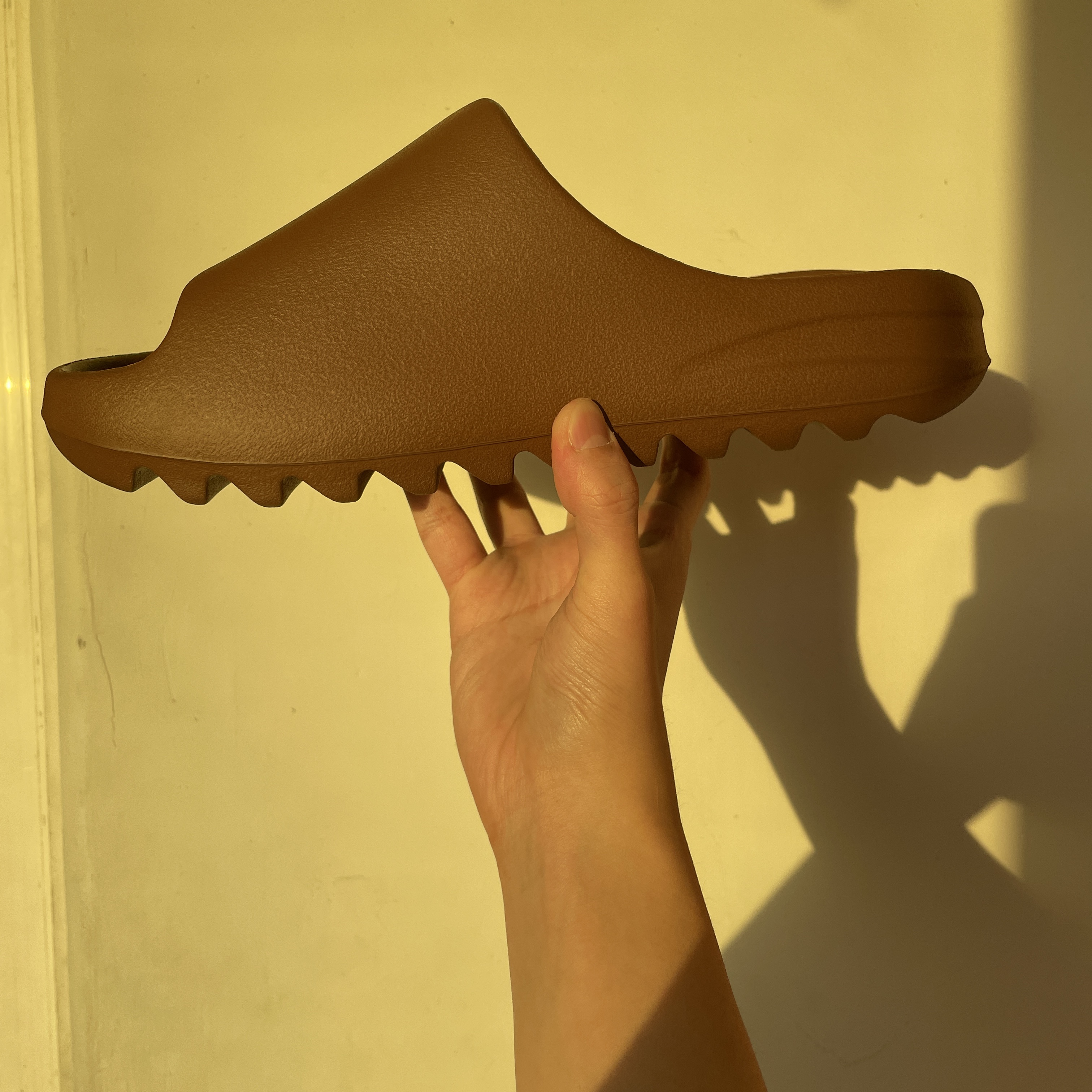 Adidas Yeezy Slide Flax 착용 스타일 - 2