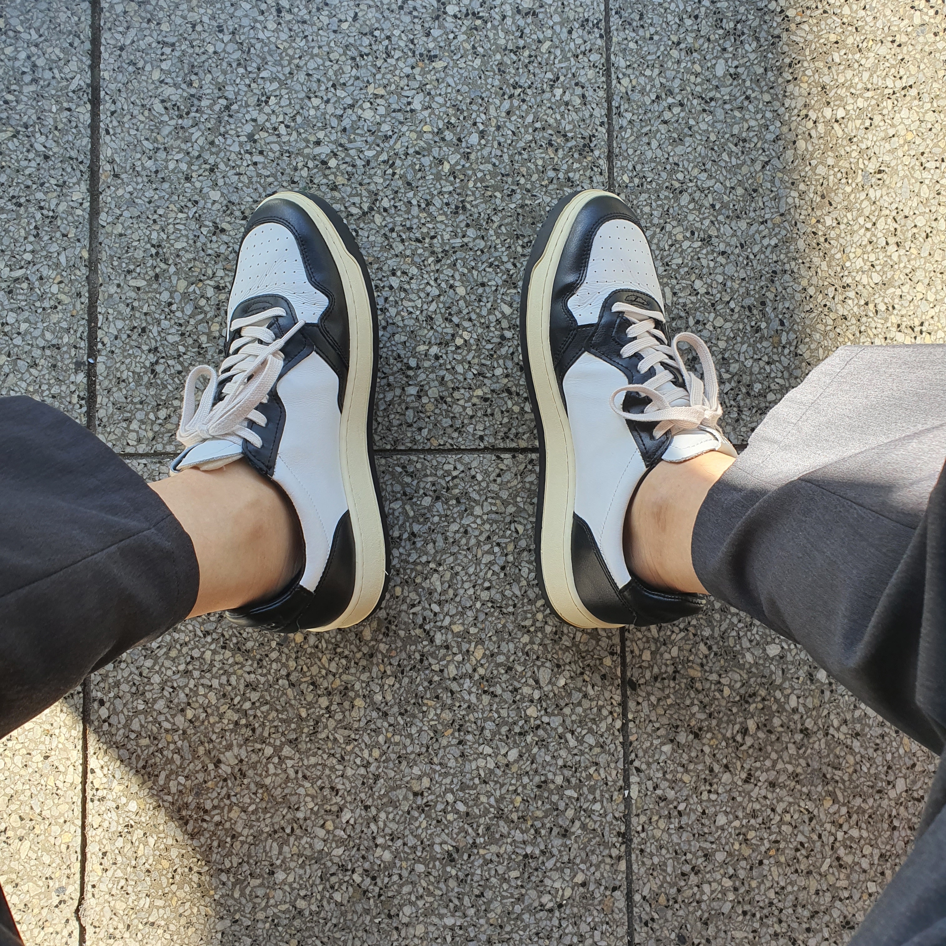 Autry Medalist Low Leather Sneakers Blue White 착용 스타일 - 2
