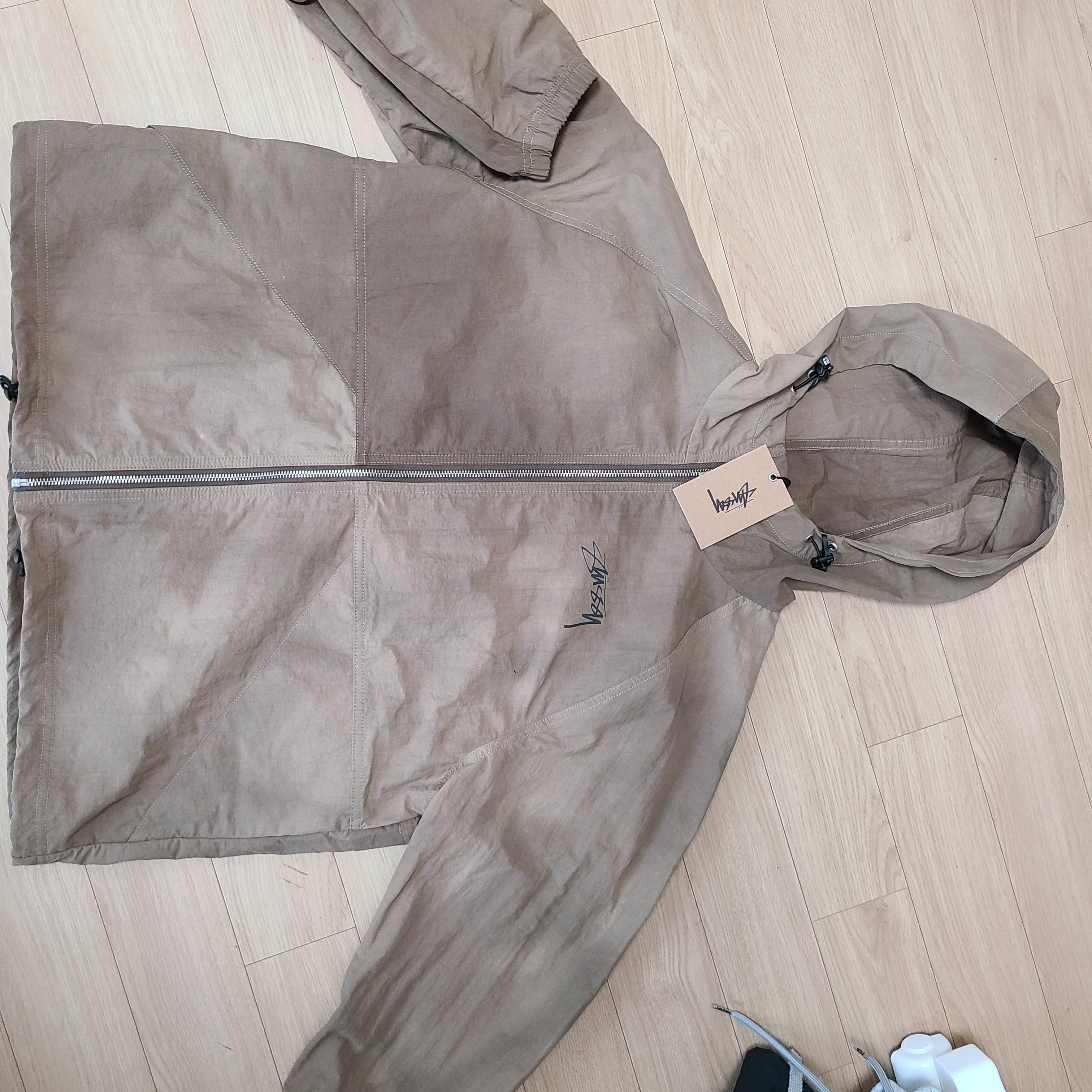 Stussy Wave Dye Beach Shell Jacket Brown 착용 스타일