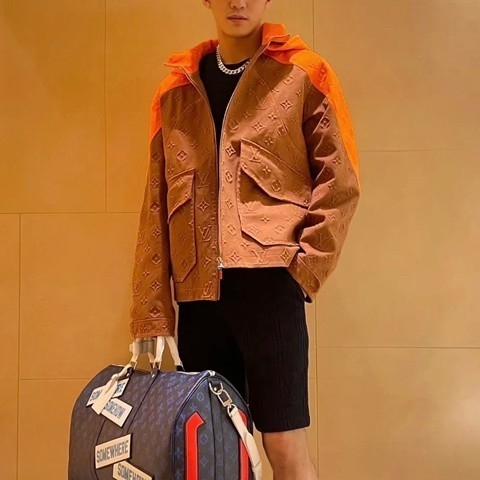 Louis Vuitton Monogram Hooded Denim Jacket Brown 착용 스타일