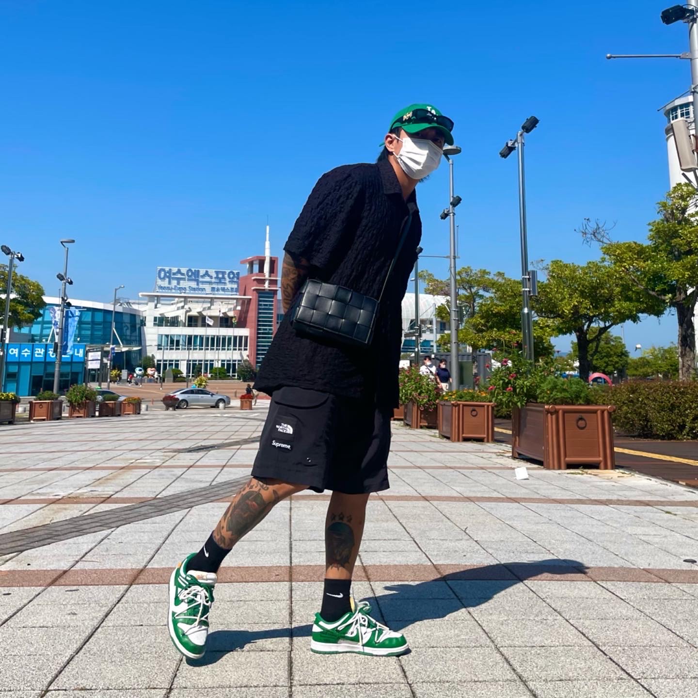 Bottega Veneta Lambskin Leather Cassette Black, Nike x Off-White Dunk Low Pine Green 착용 스타일 - 1