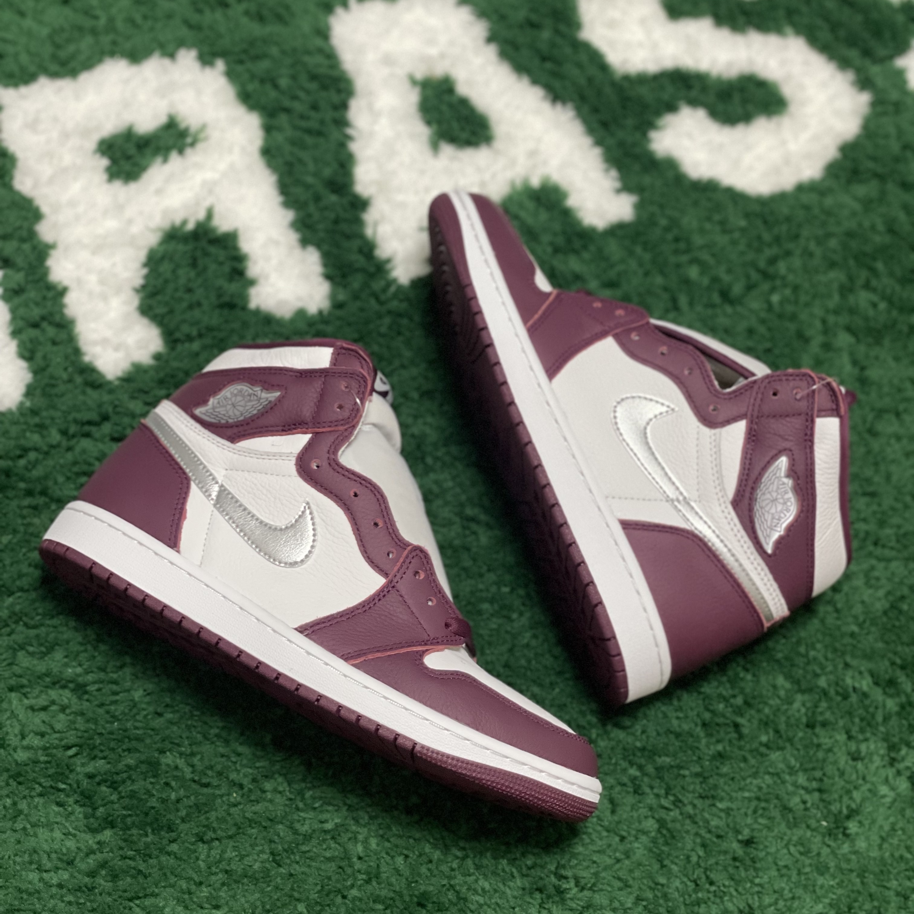 Jordan 1 Retro High OG Bordeaux 착용 스타일 - 2