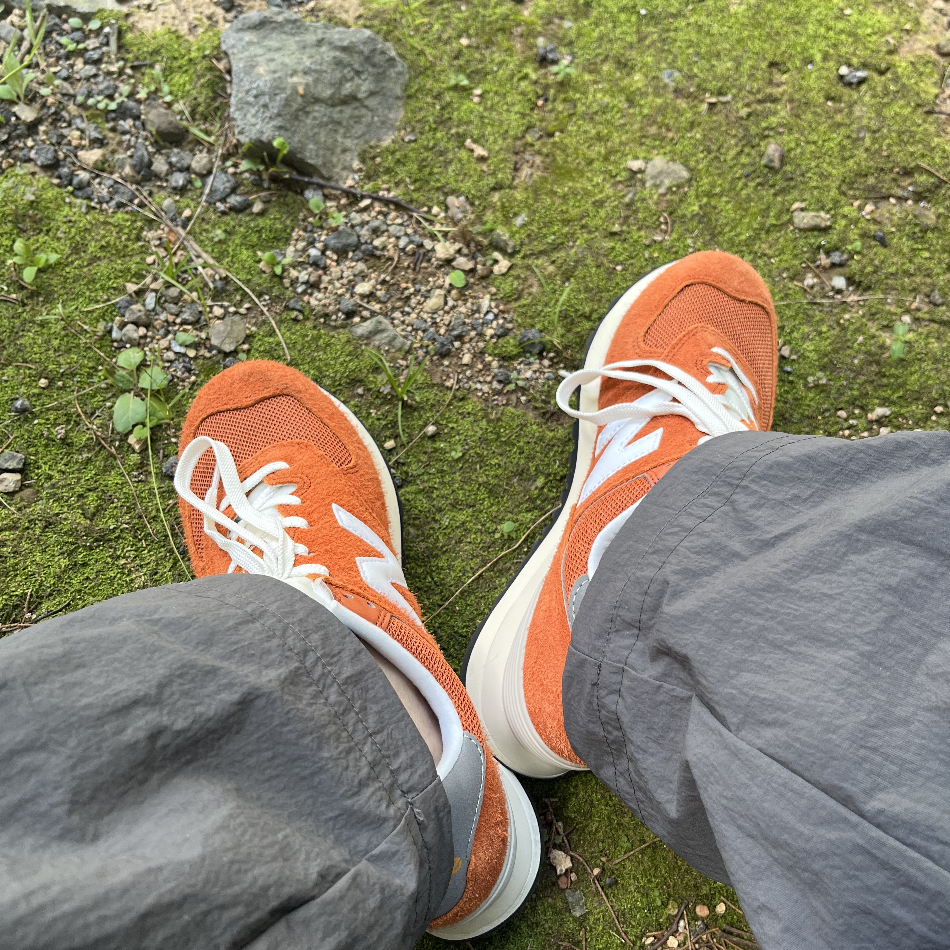 New Balance 574 Heritage Orange Burst White 착용 스타일