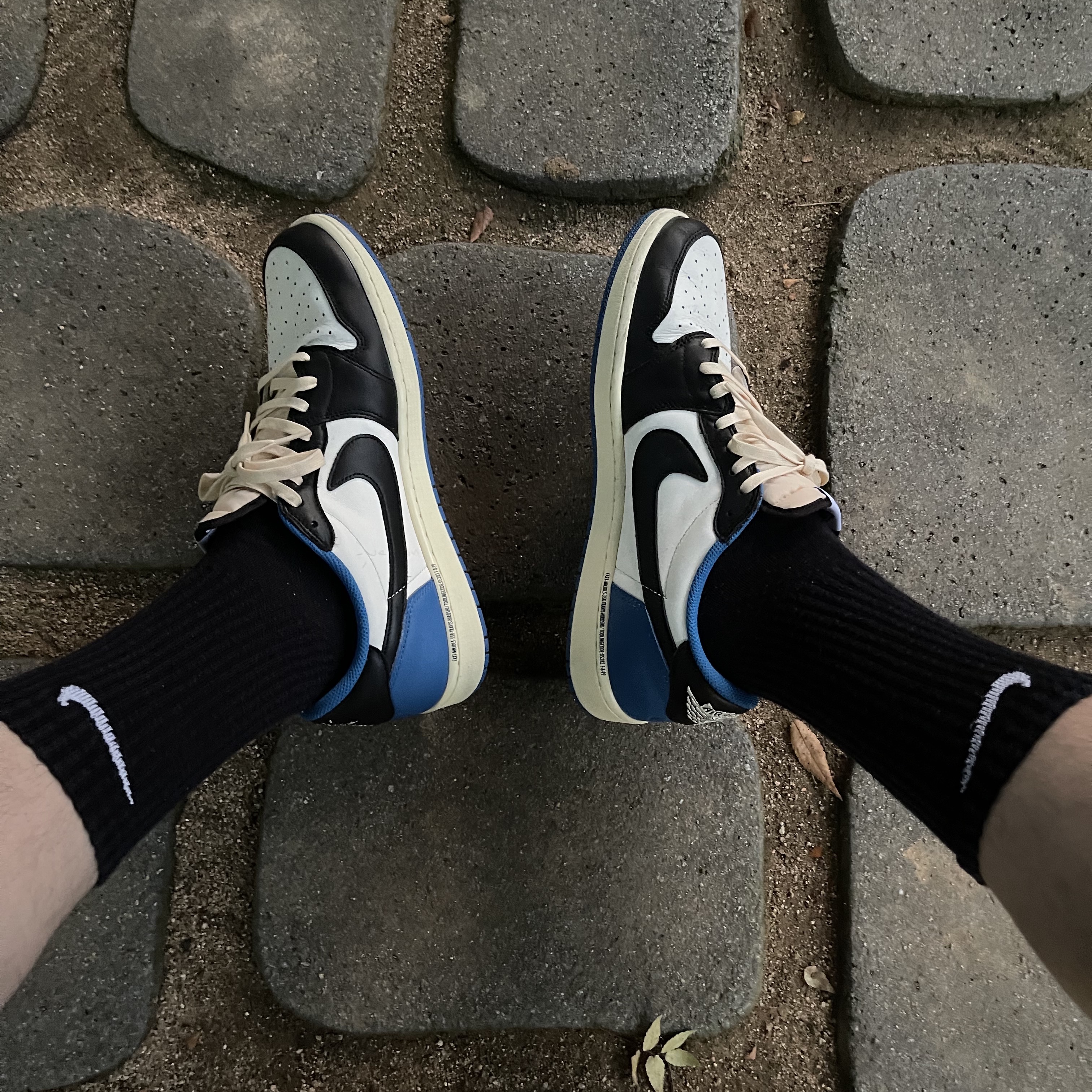 Jordan 1 x Travis Scott x Fragment Retro Low OG SP Military Blue 착용 스타일 - 2