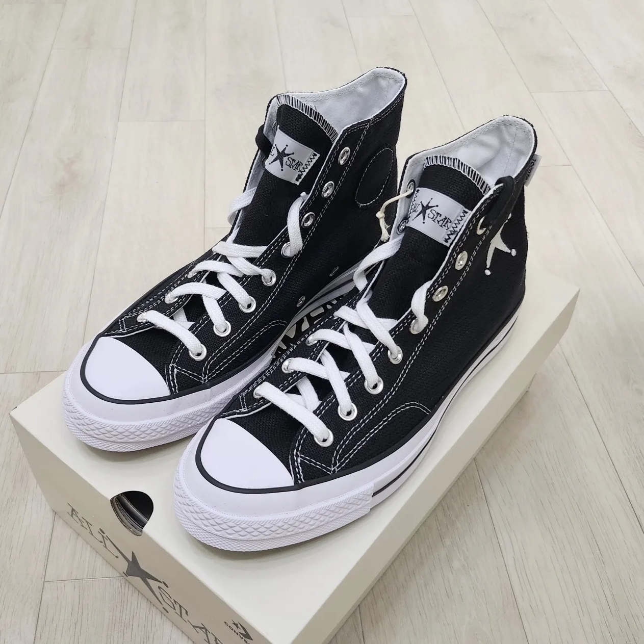 Converse x Stussy Chuck 70 High Black 착용 스타일 - 2