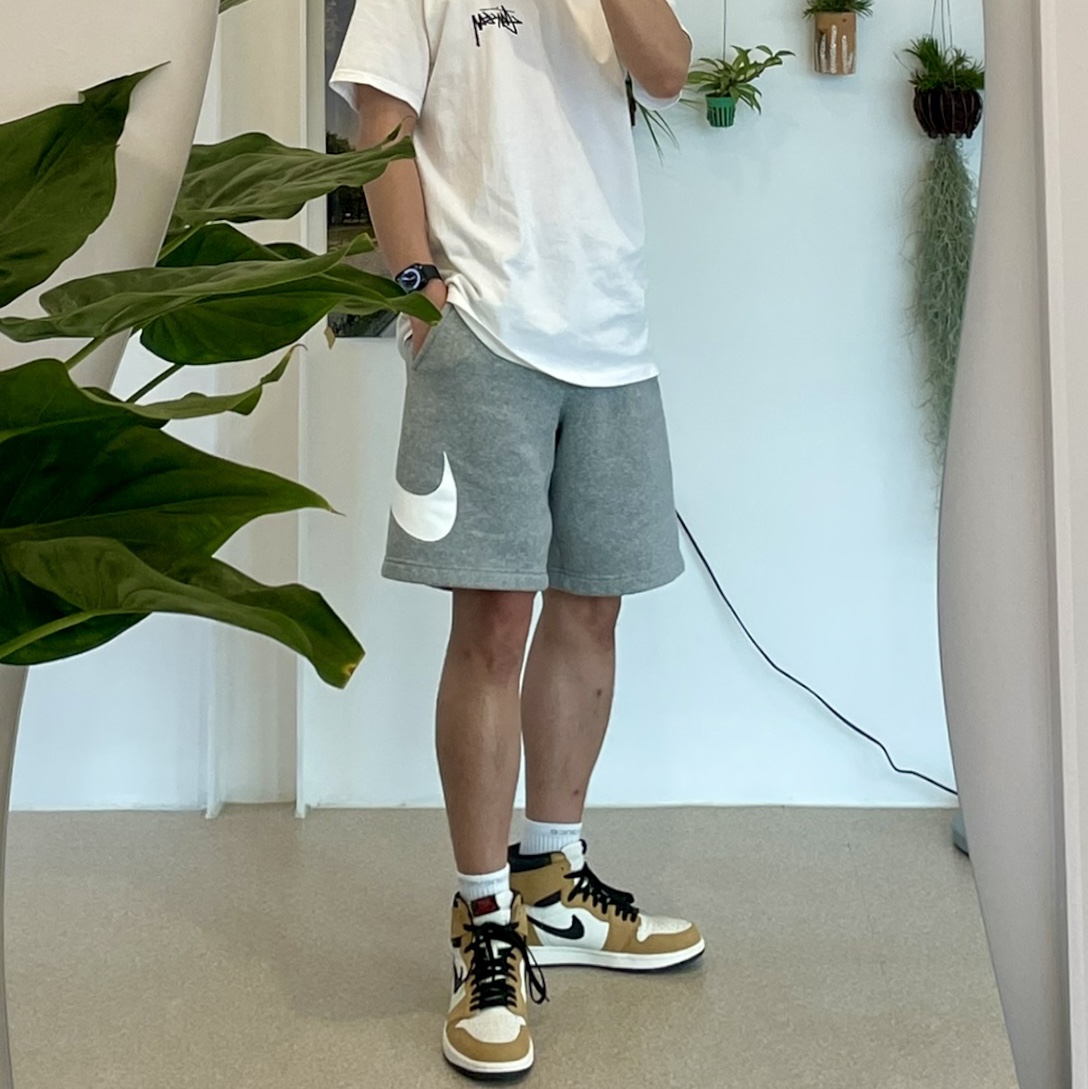 Jordan 1 Retro High Rookie of the Year, Stussy Livin' Large T-Shirt White 착용 스타일