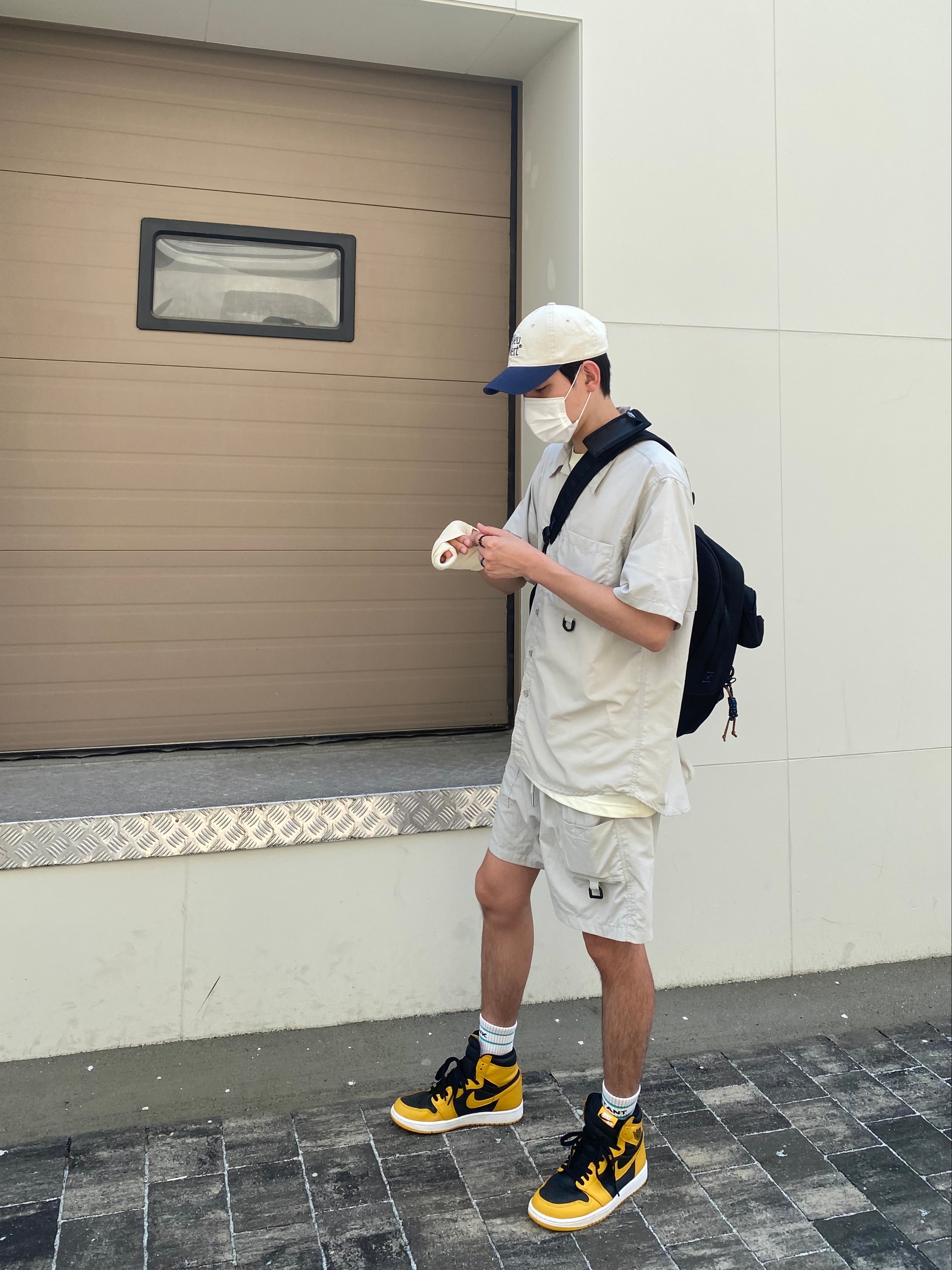 Jordan 1 Retro High OG Pollen, Ader Error x Eastpak Up-Down Sling Black 착용 스타일