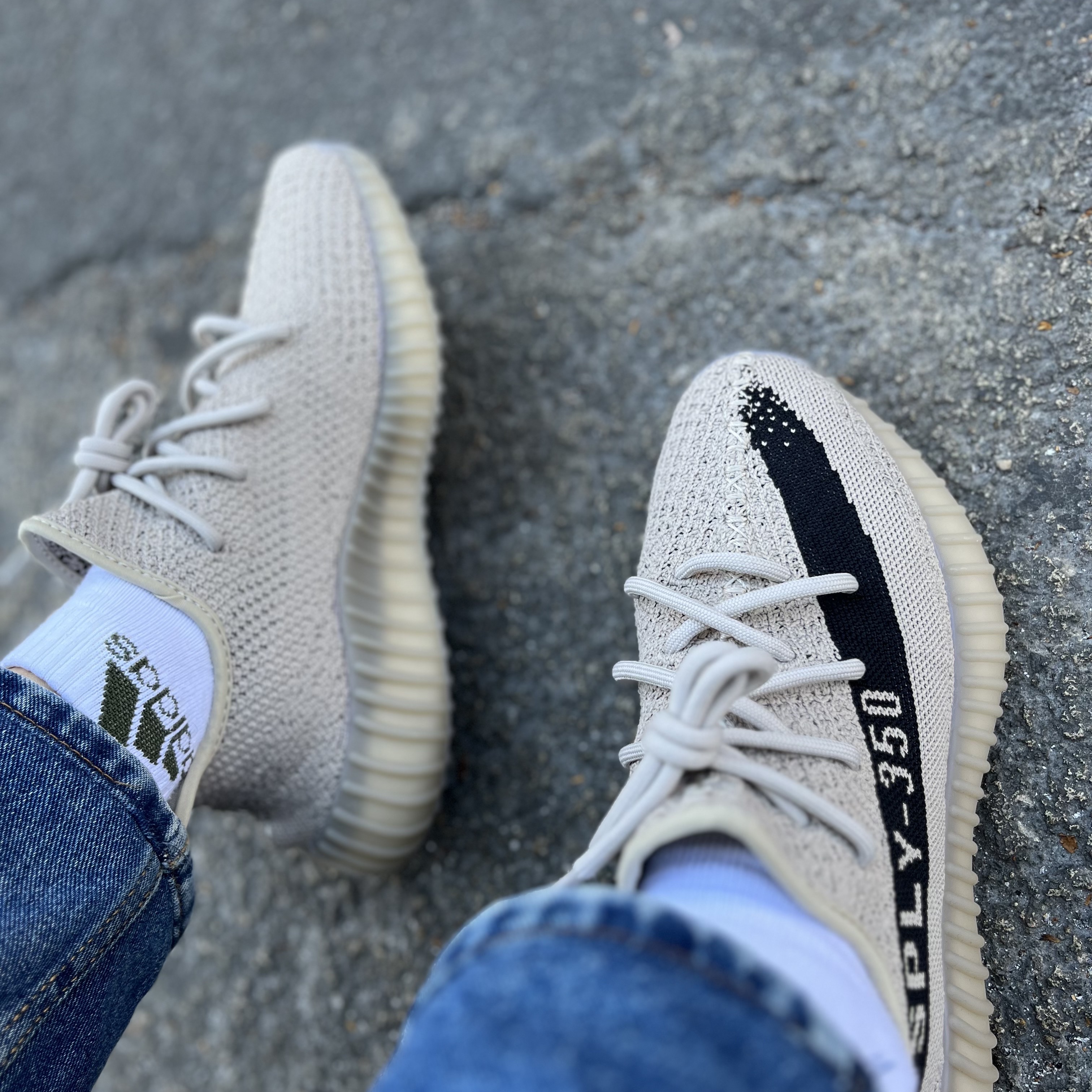Adidas Yeezy Boost 350 V2 Slate Core Black 2022/2023 착용 스타일