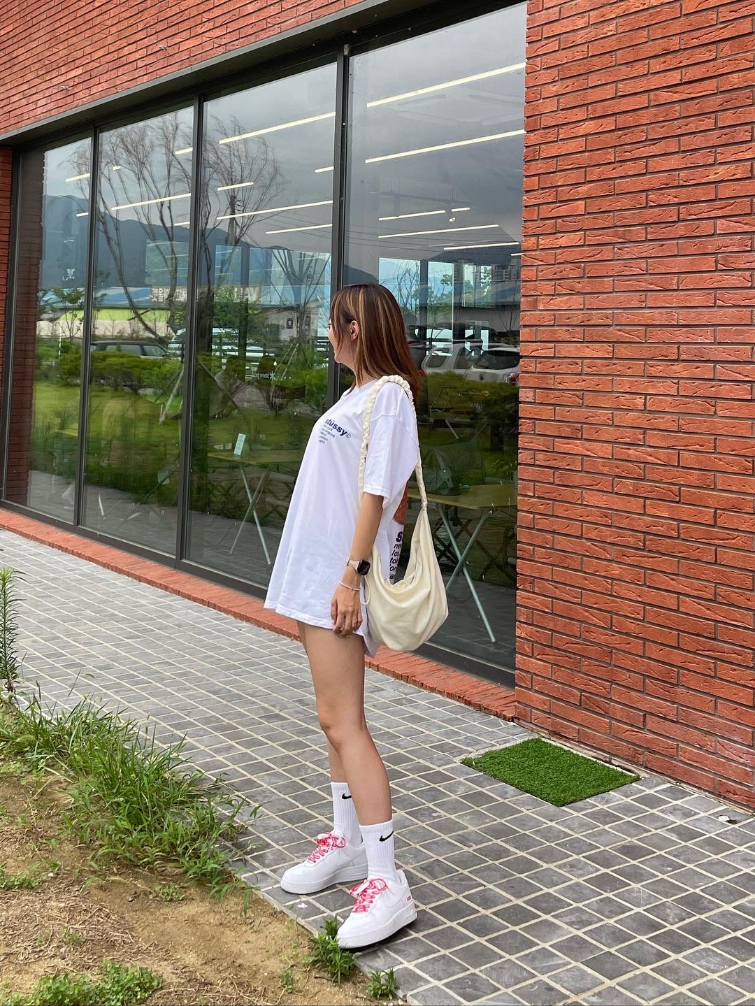 Nike x Supreme Air Force 1 Low White, Stussy Strawberry T-Shirt White 착용 스타일 - 4