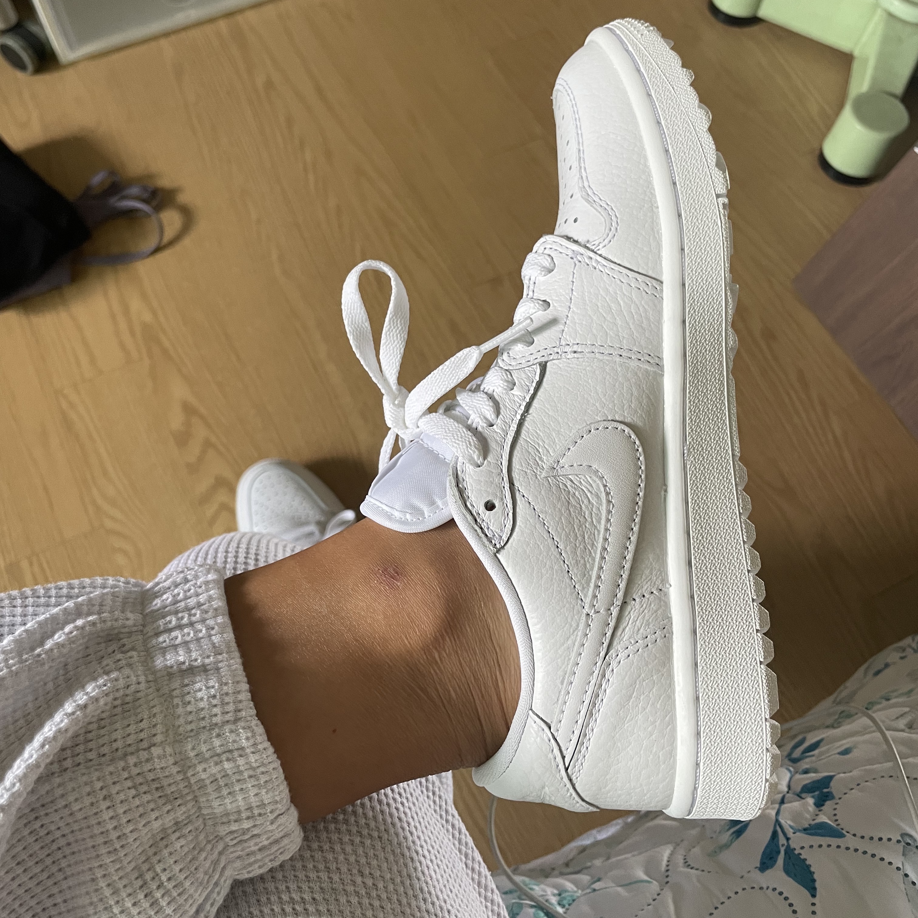 Jordan 1 Low Golf Triple White 착용 스타일 - 2