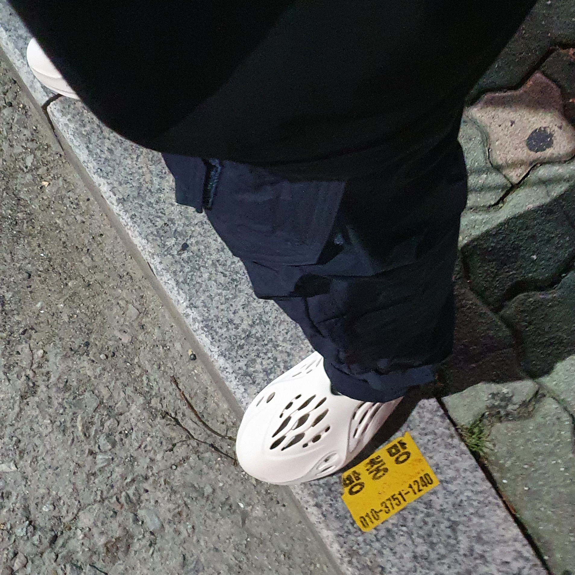 Adidas Yeezy Foam RNNR Sand 착용 스타일