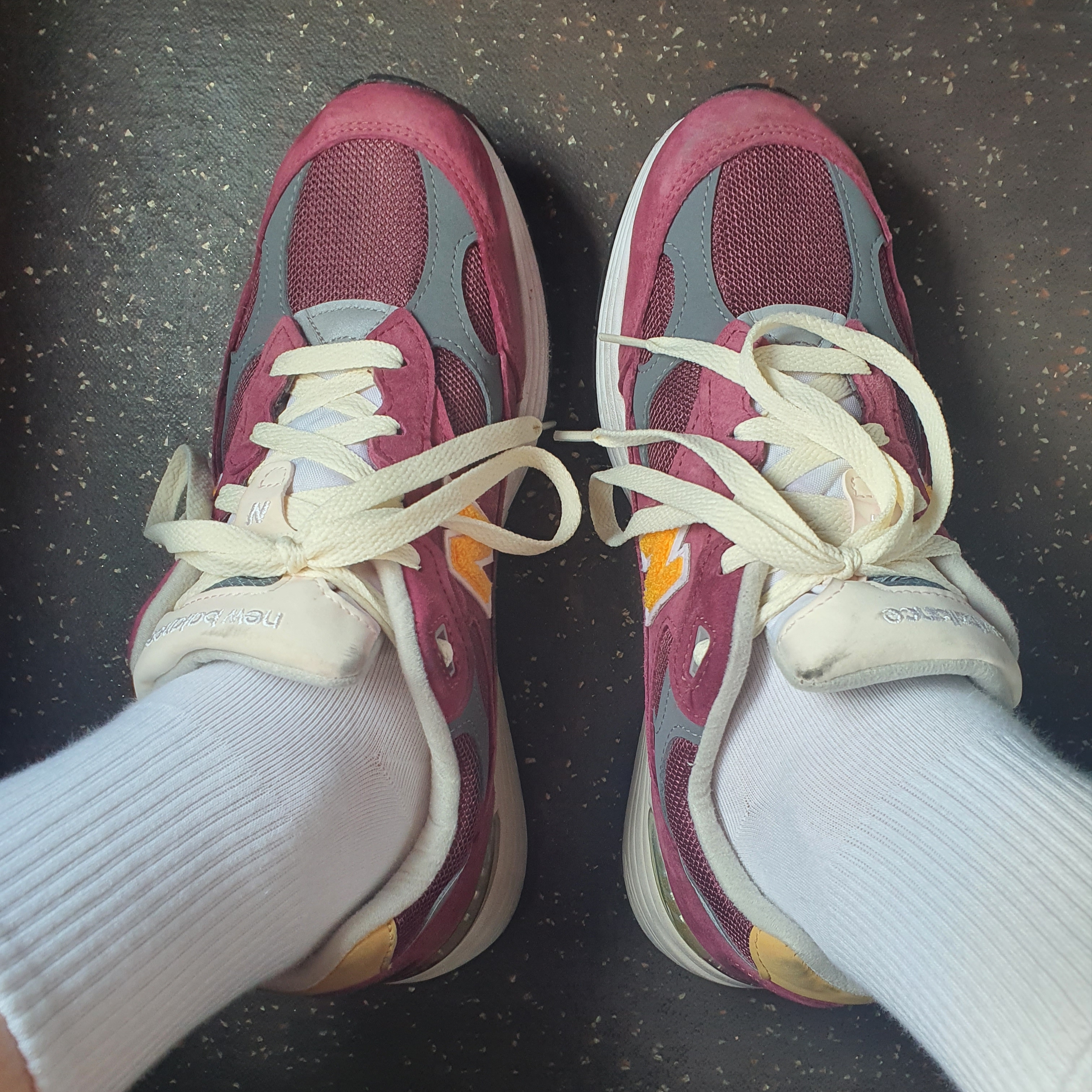 New Balance 992 Made in USA Burgundy Gold 착용 스타일 - 2