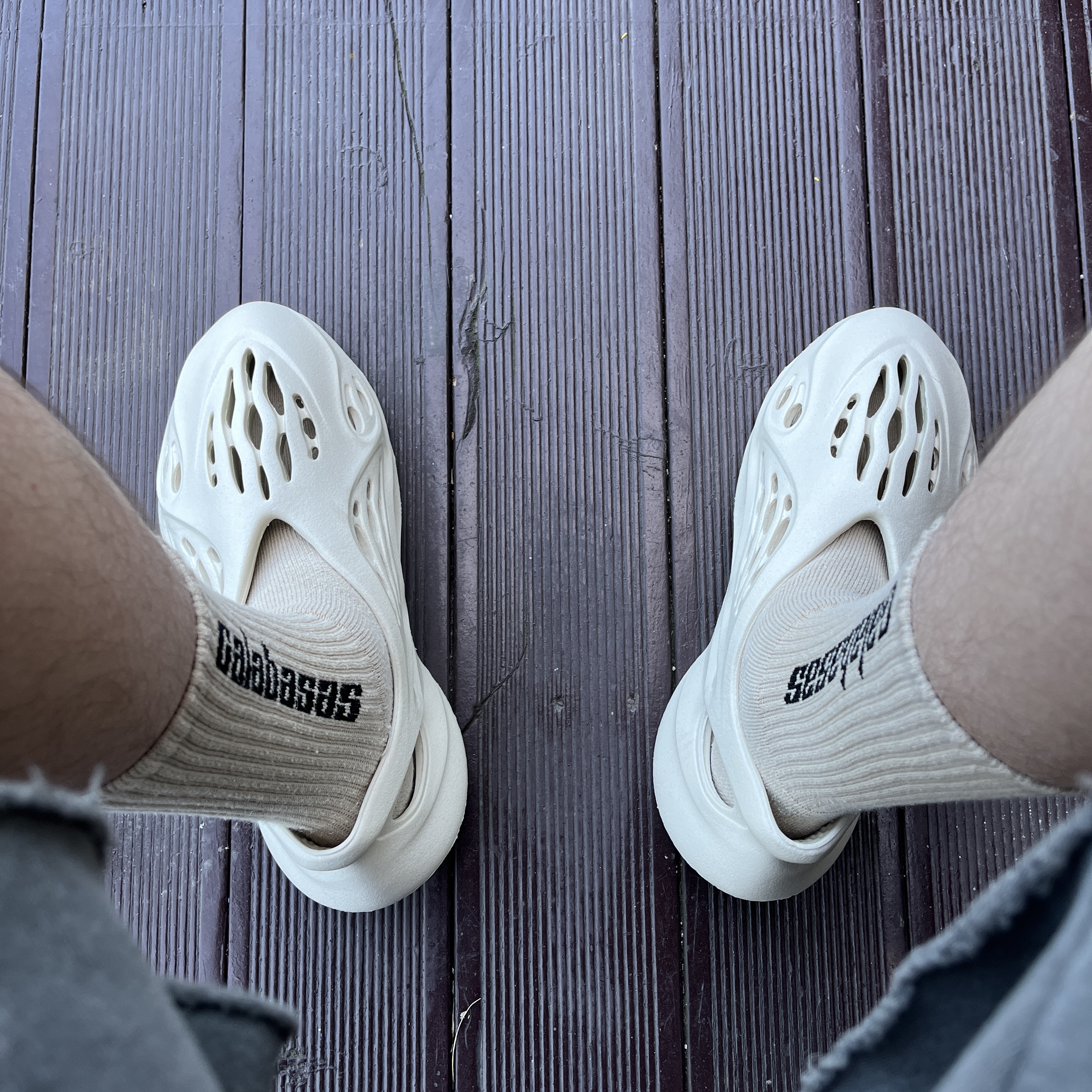 Adidas Yeezy Foam RNNR Sand 착용 스타일