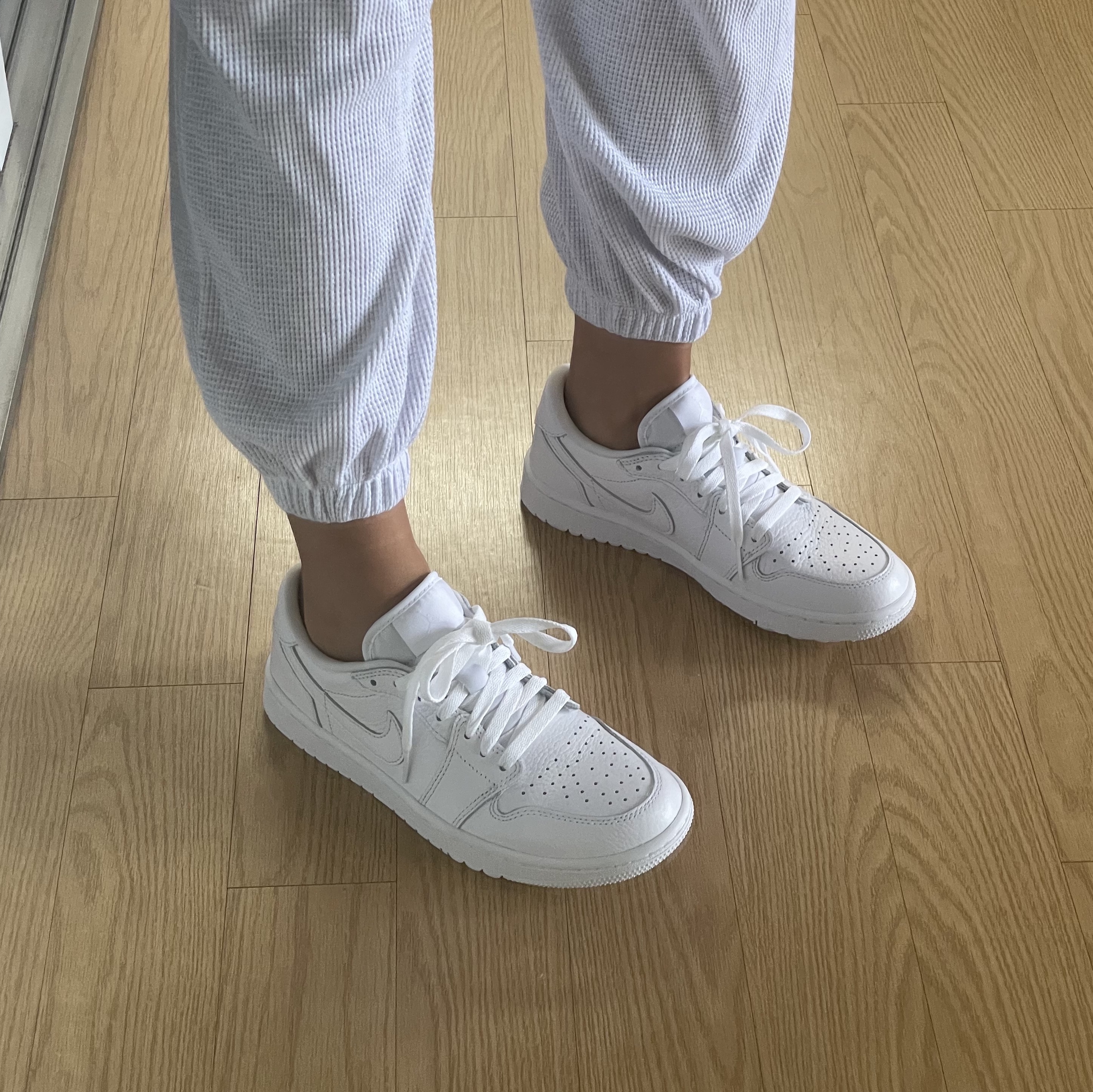 Jordan 1 Low Golf Triple White 착용 스타일 - 1