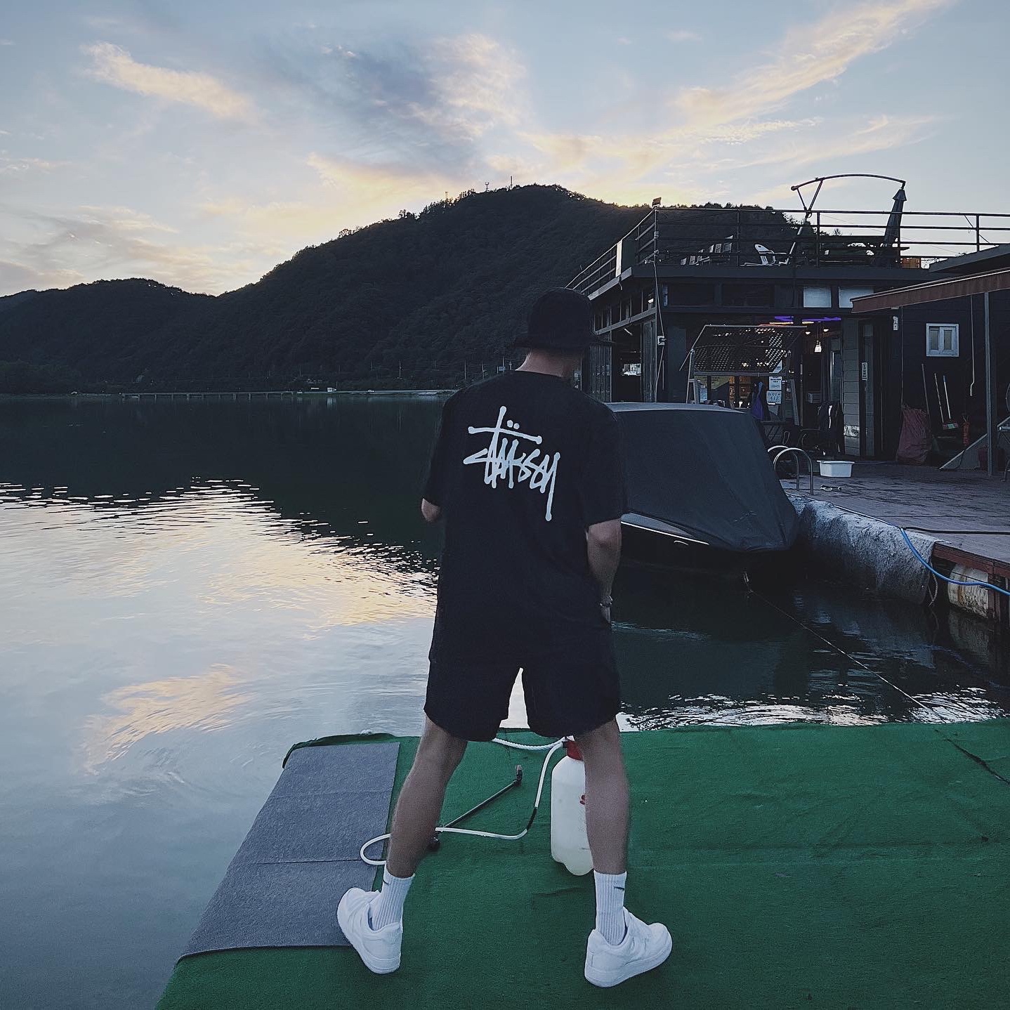Stussy Basic Stussy T-Shirt Black 2022, Stussy Stock Water Shorts Black 착용 스타일 - 2