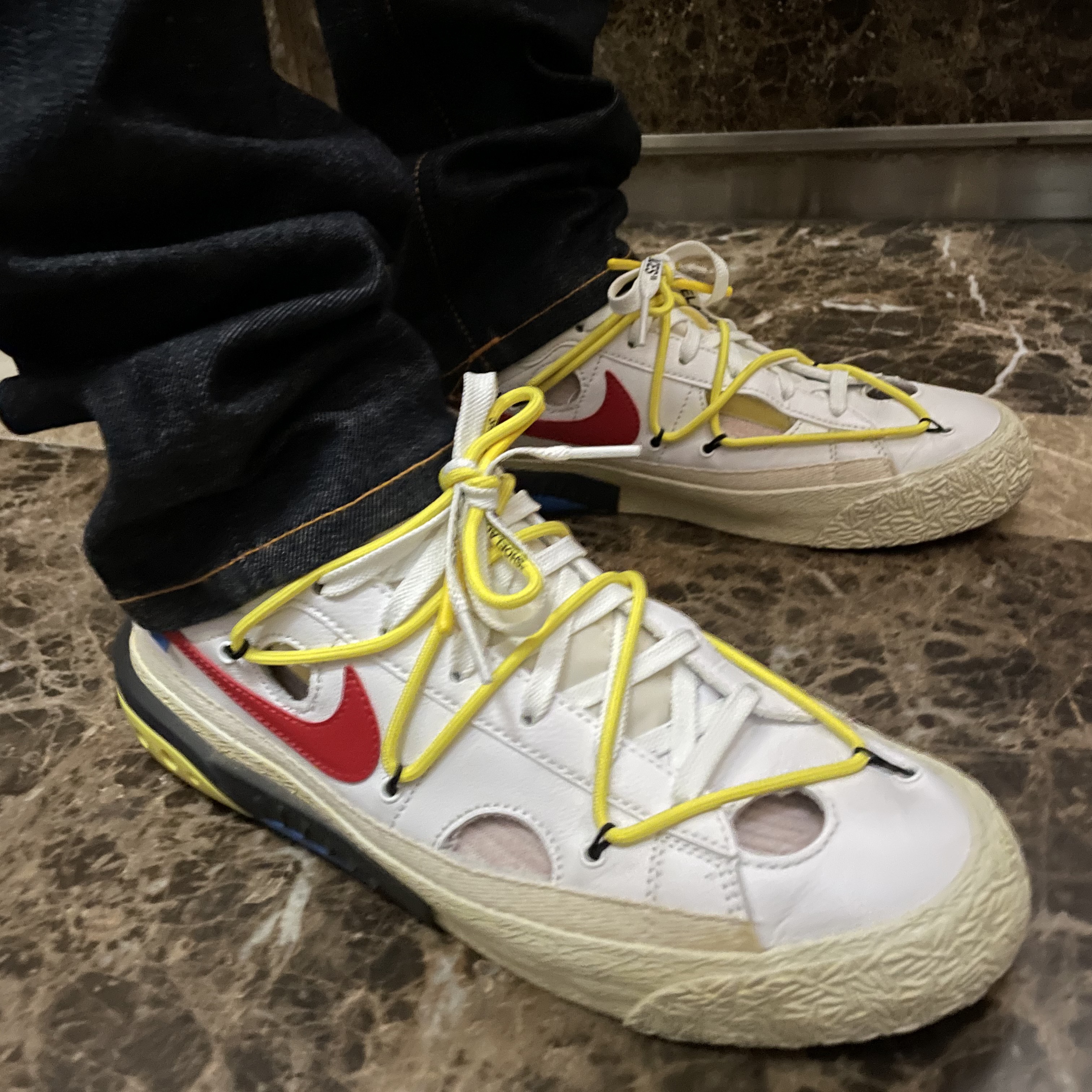 Nike x Off-White Blazer Low '77 White and University Red, Stussy Squared T-Shirt White 착용 스타일 - 3