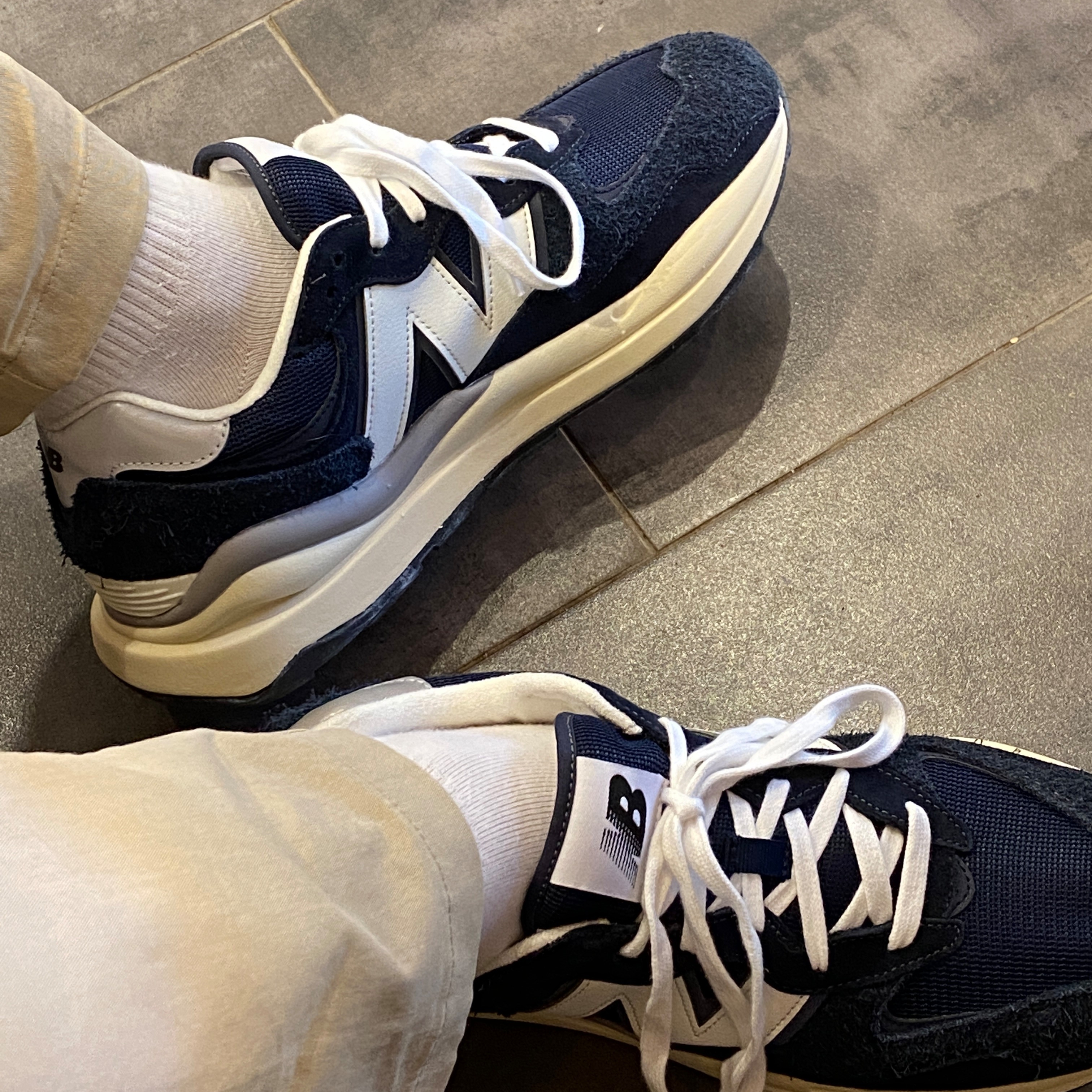 New Balance 5740 Vintage Lux Eclipse 착용 스타일 - 1