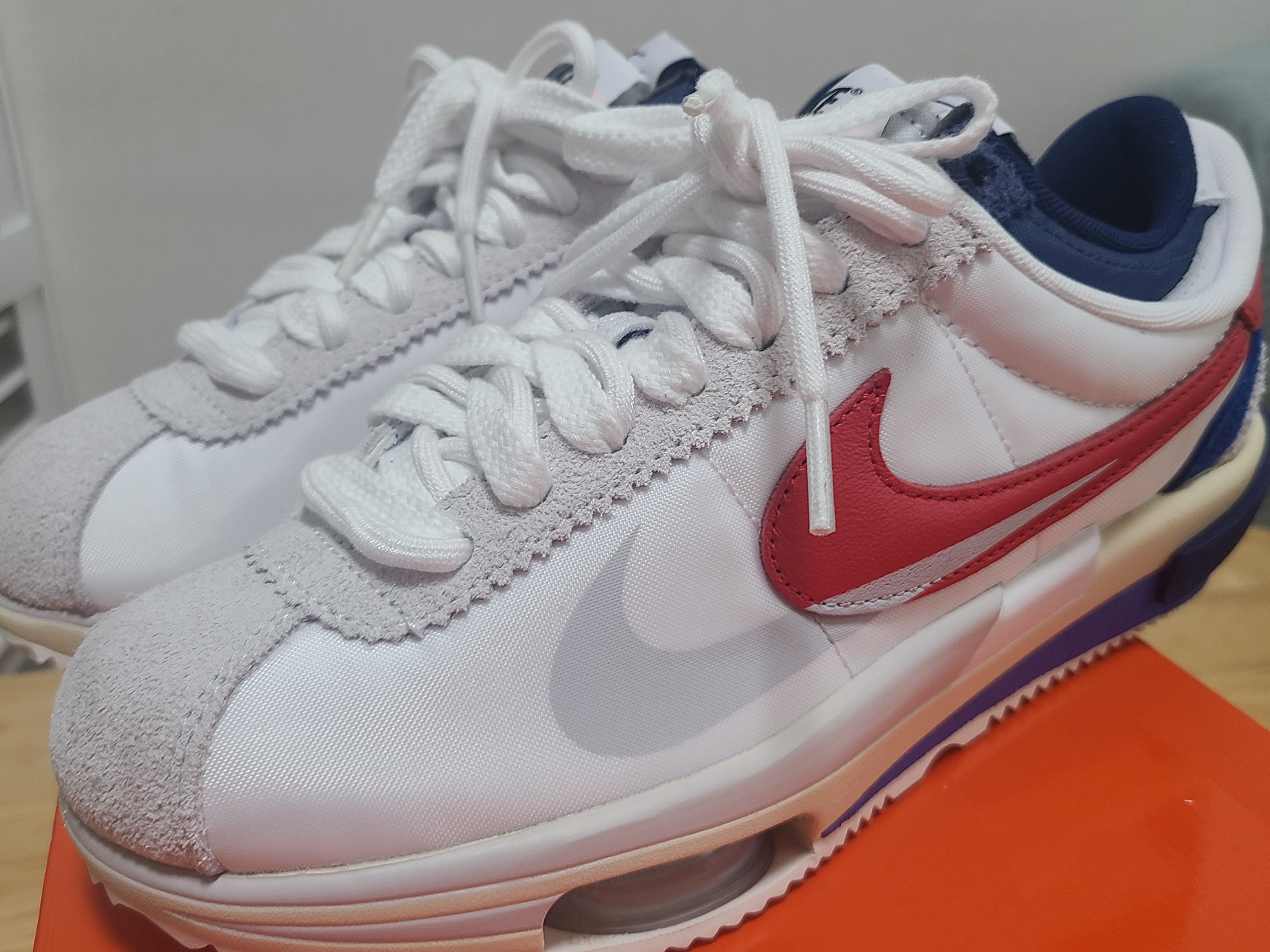 Nike x Sacai Zoom Cortez SP White and University Red 착용 스타일