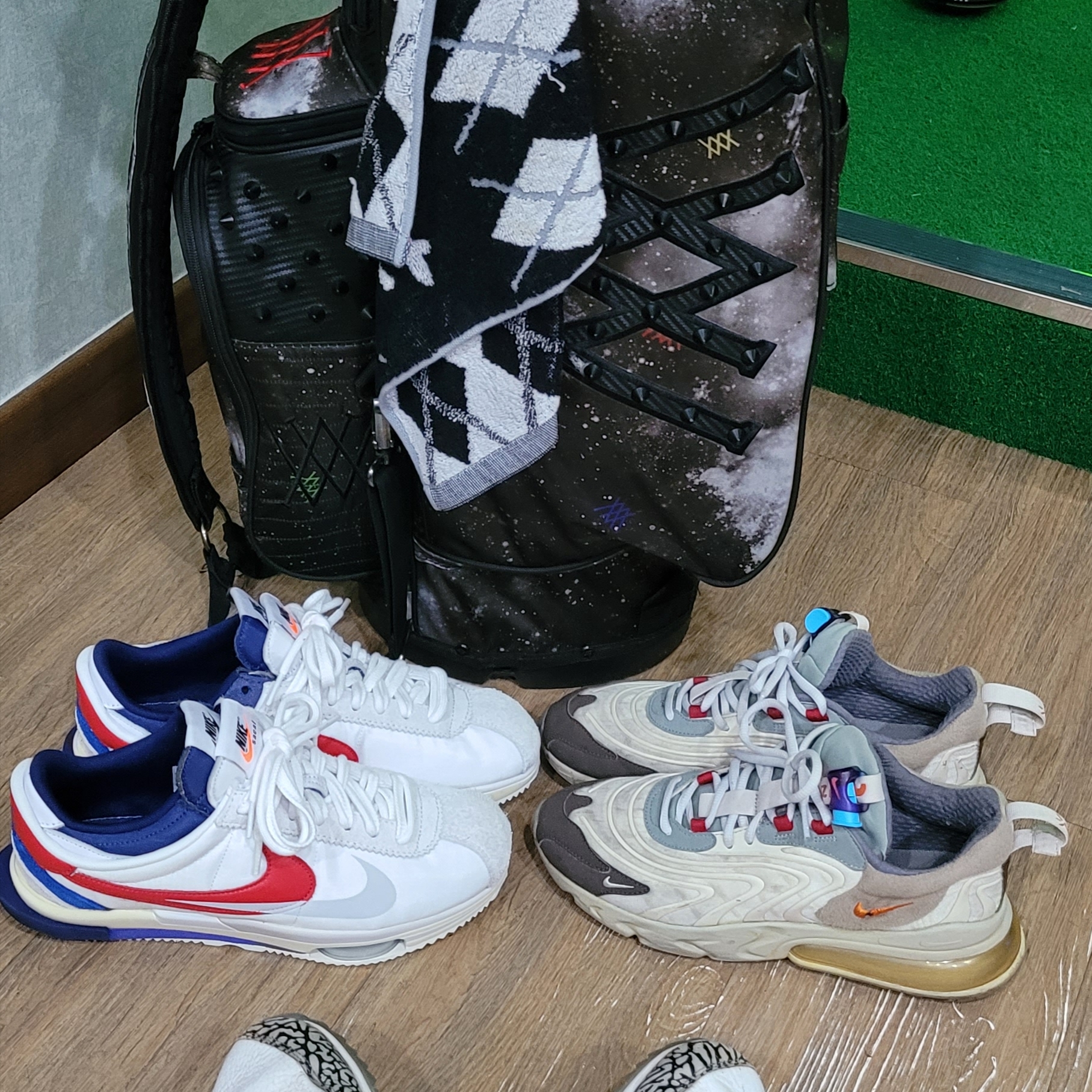 Nike x Sacai Zoom Cortez SP White and University Red, Nike x Travis Scott Air Max 270 React Cactus Trails 착용 스타일
