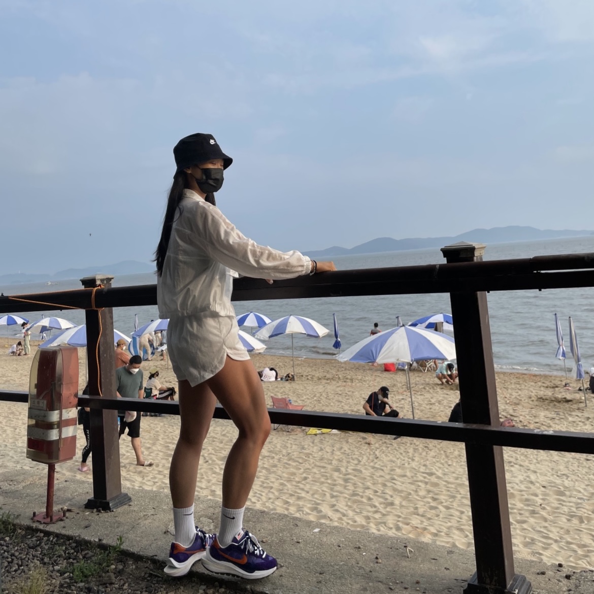 Nike x Sacai VaporWaffle Dark Iris, Nike Futura Washed Bucket Hat Black 착용 스타일 - 2