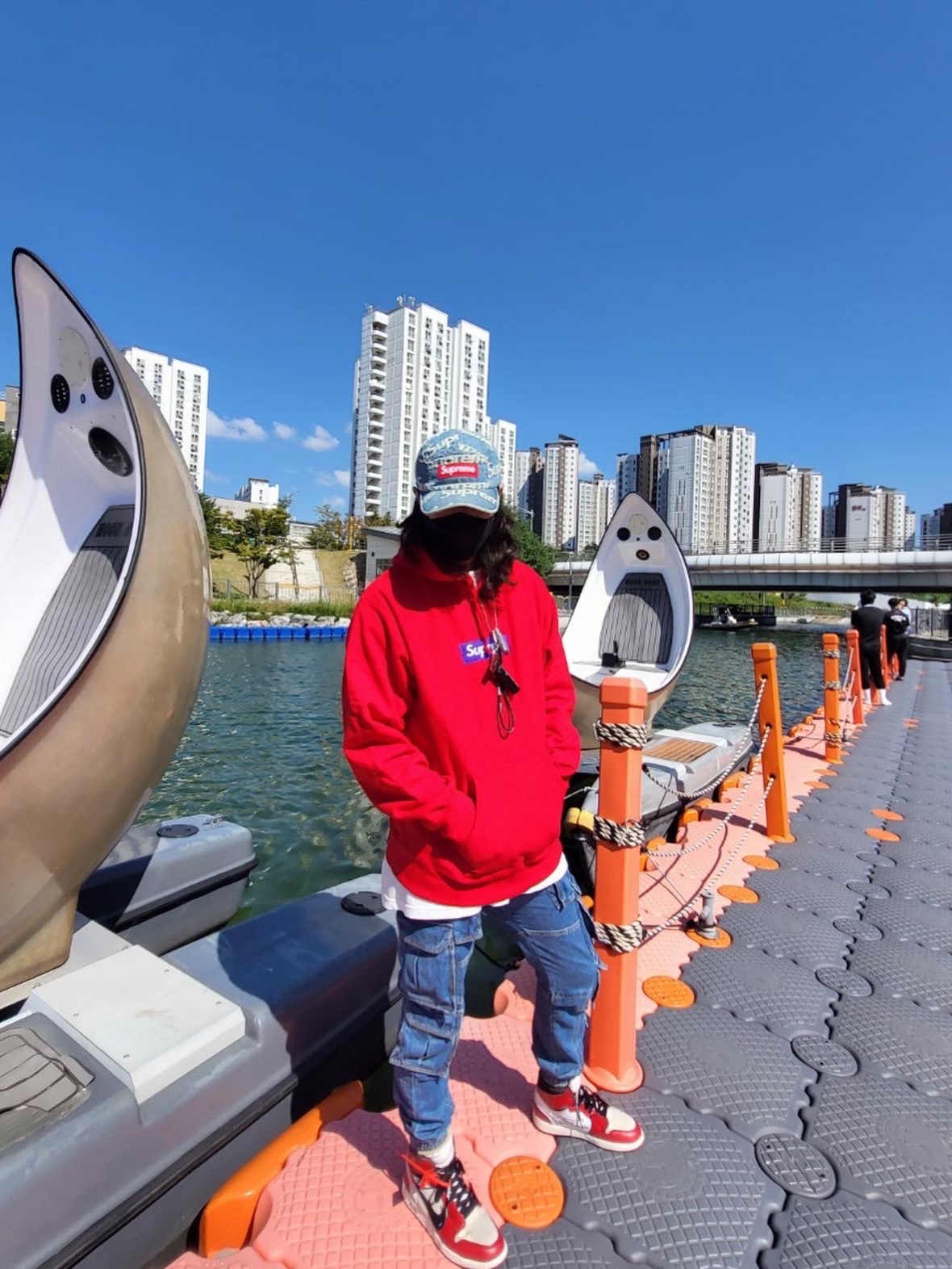 Supreme Frayed Logos Denim Camp Cap Blue - 21SS, Supreme Box Logo Hooded Sweatshirt Red - 17FW 착용 스타일 - 1