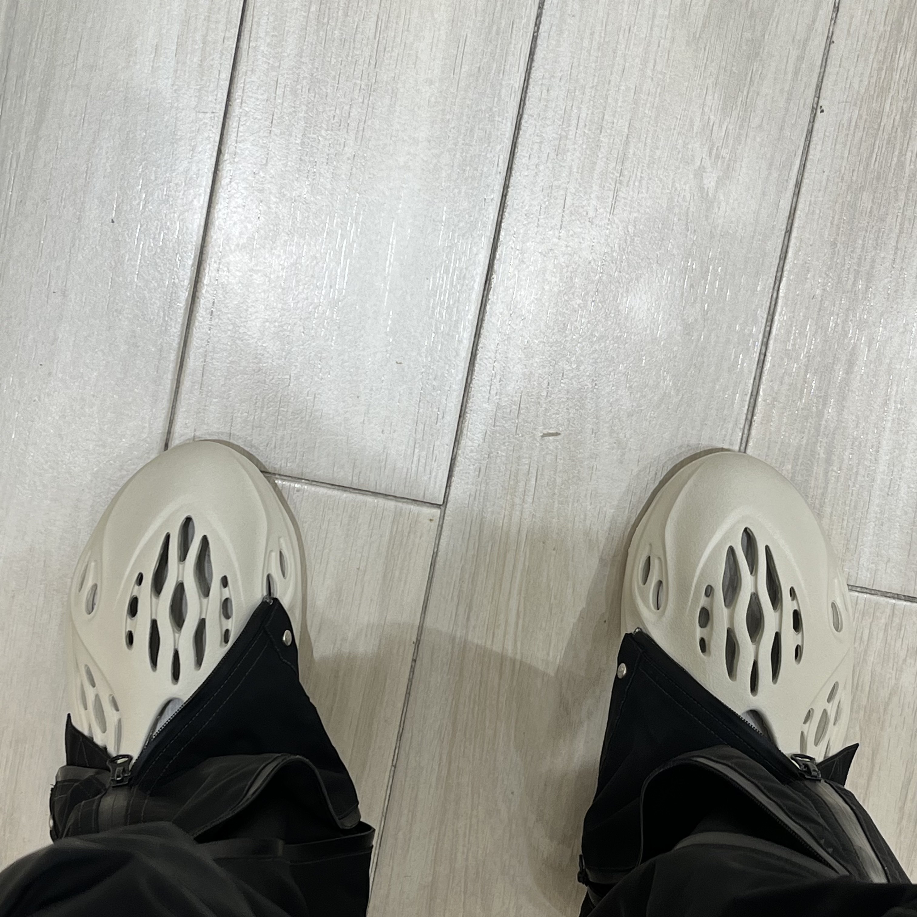 Adidas Yeezy Foam RNNR Sand 착용 스타일 - 1