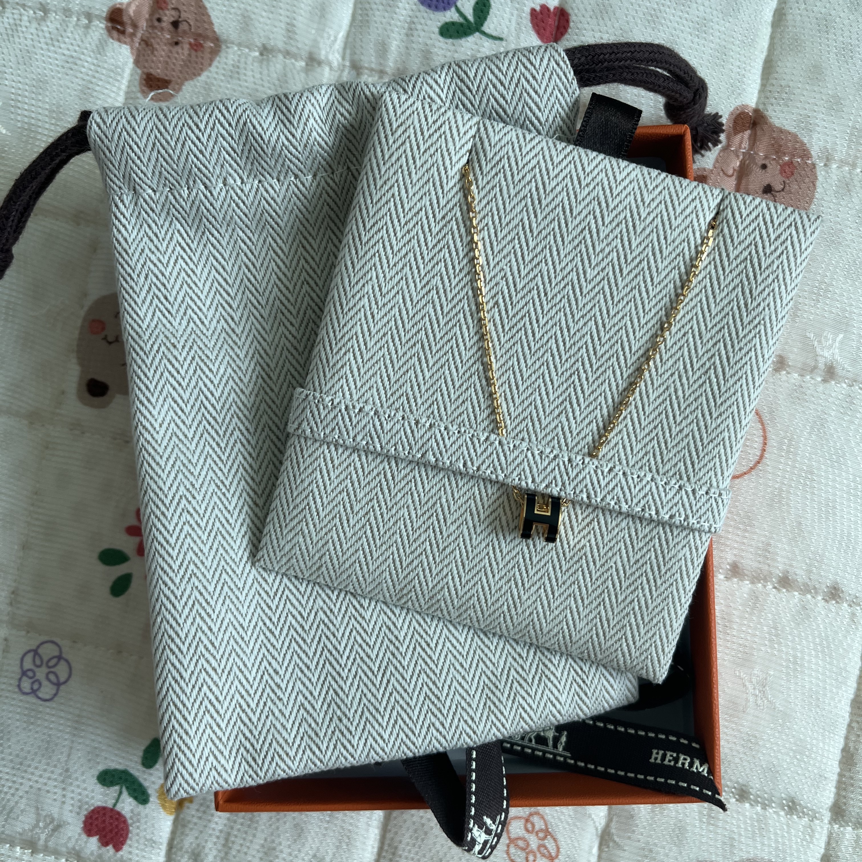 (W) Hermes Mini Pop H Pendant Gold & Noir 착용 스타일