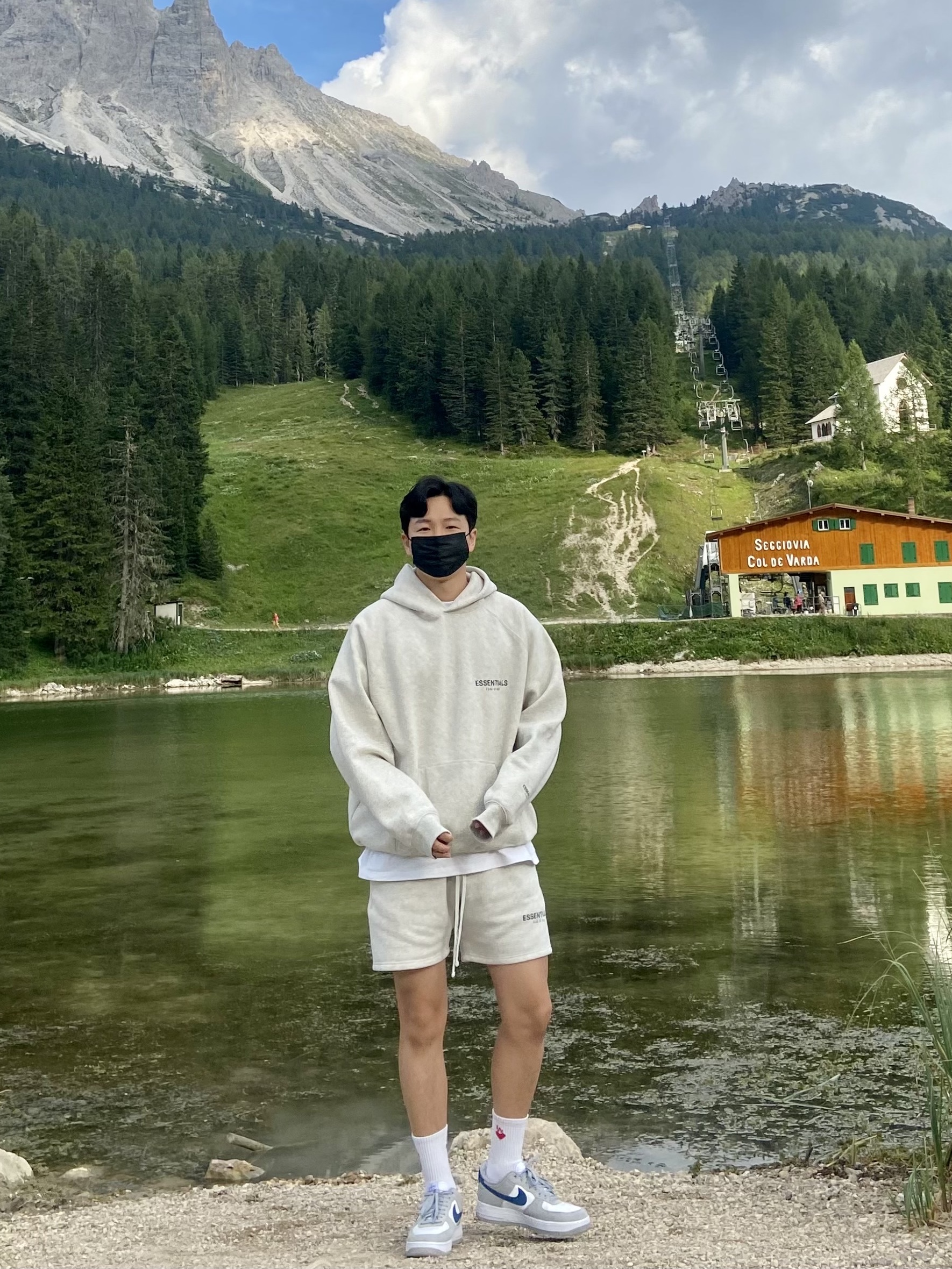 Essentials The Core Collection Pullover Hoodie Oatmeal, Essentials The Core Collection Sweatshorts Oatmeal 착용 스타일 - 1