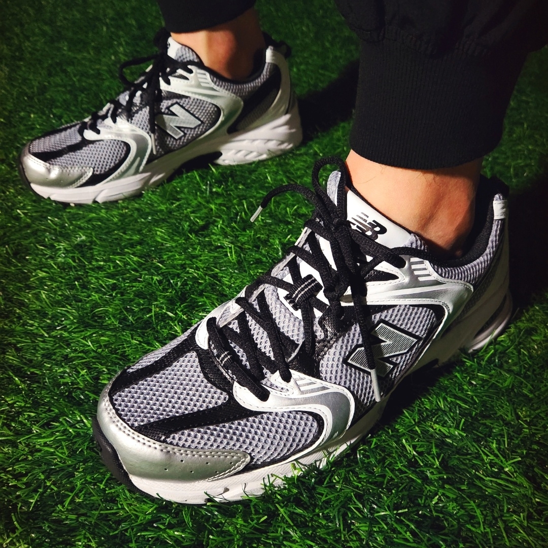 New Balance 530 Silver Black 착용 스타일 - 5