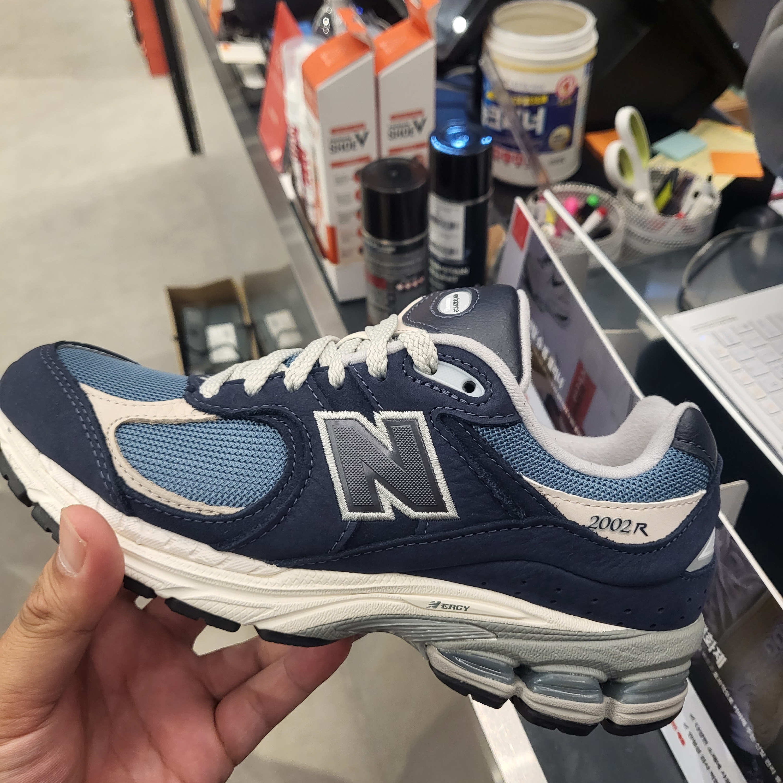 New Balance 2002R Dark Navy, New Balance 2002R Cool Grey 착용 스타일 - 1