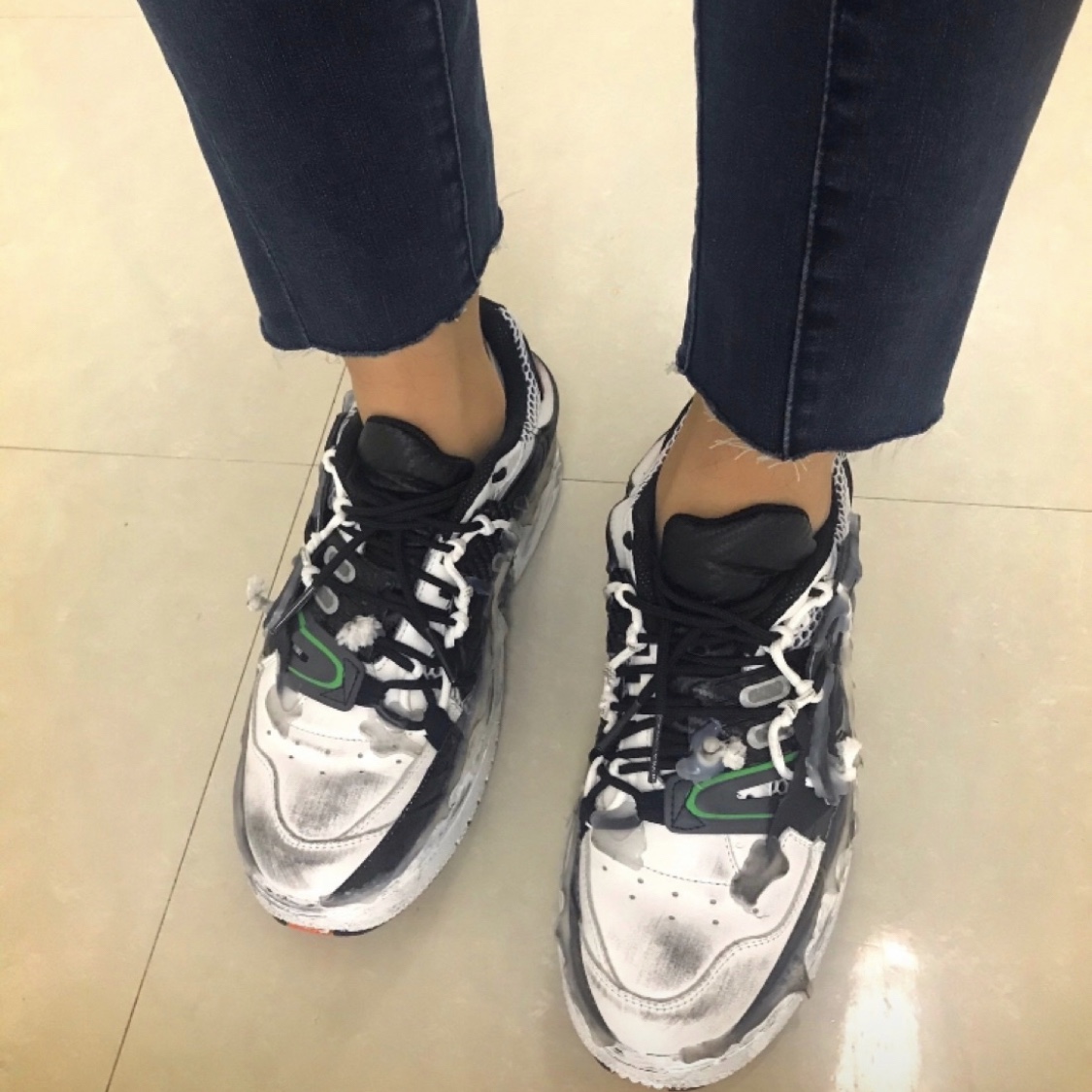 Maison Margiela Fusion Low Top Sneakers Black White Red 착용 스타일