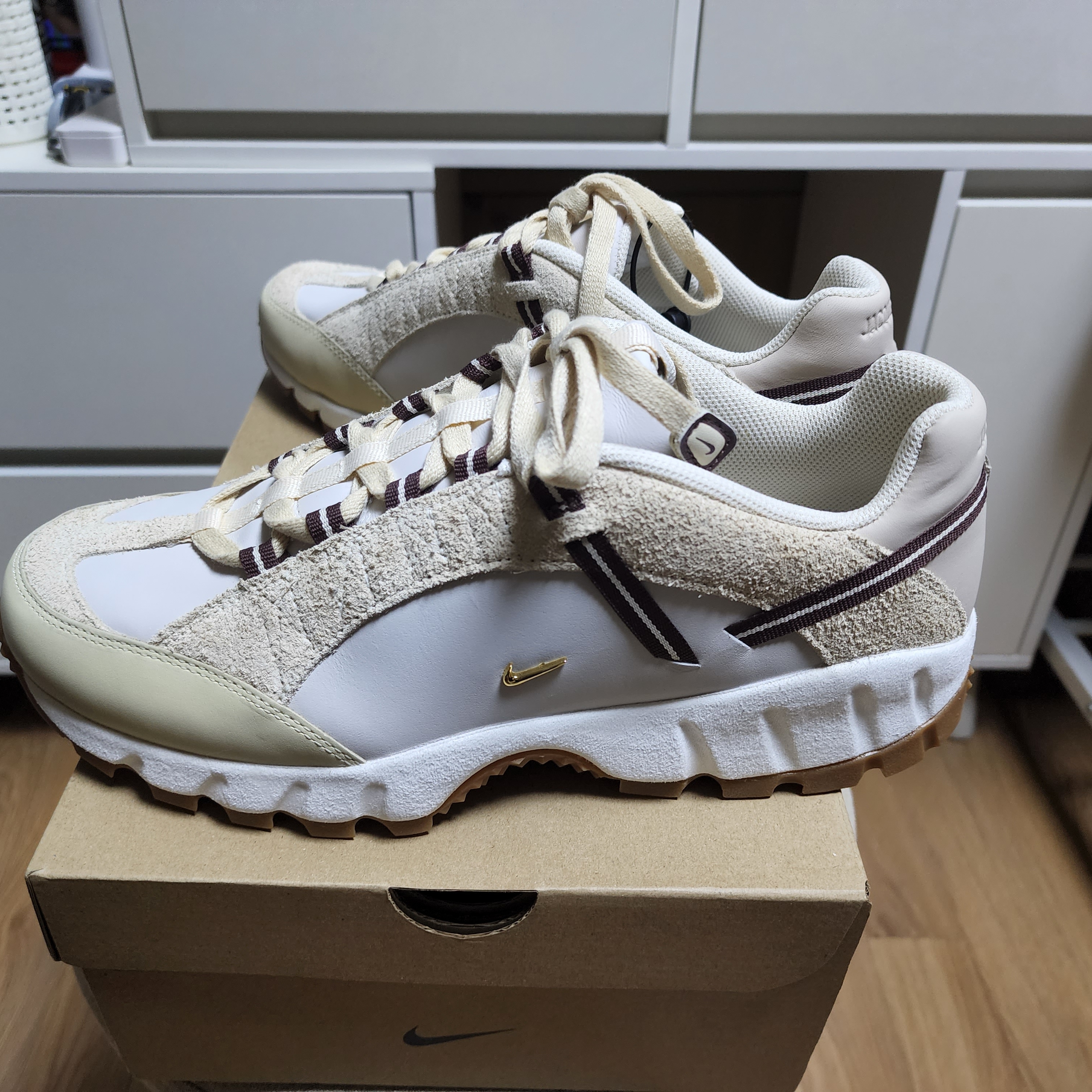 Nike x Jacquemus Air Humara LX Light Bone and Gold 착용 스타일 - 2
