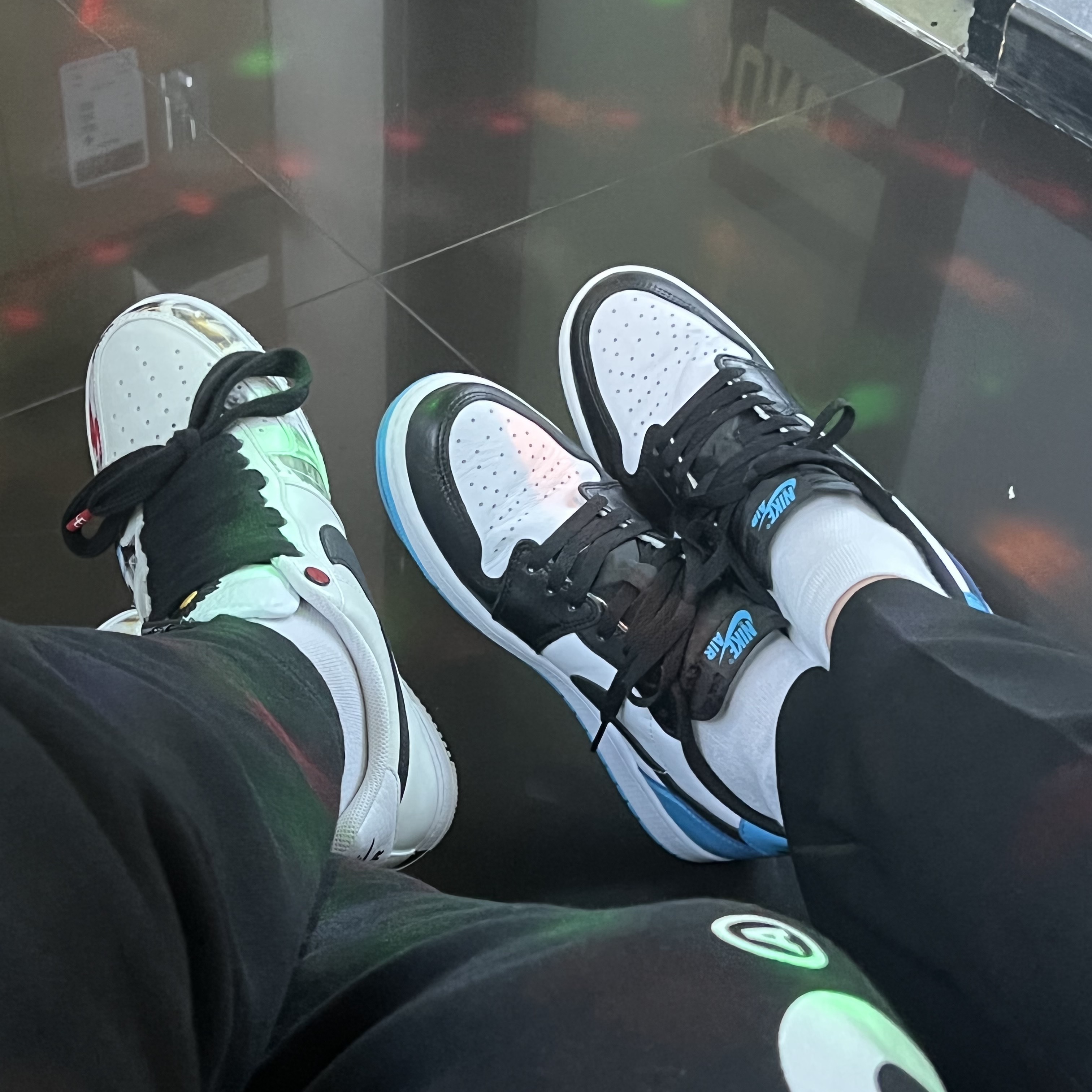 Nike x Peaceminusone Air Force 1 Low Para-Noise 2.0, Jordan 1 Retro Low OG Black and Dark Powder Blue 착용 스타일
