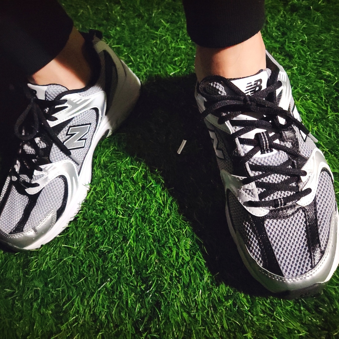 New Balance 530 Silver Black 착용 스타일 - 4