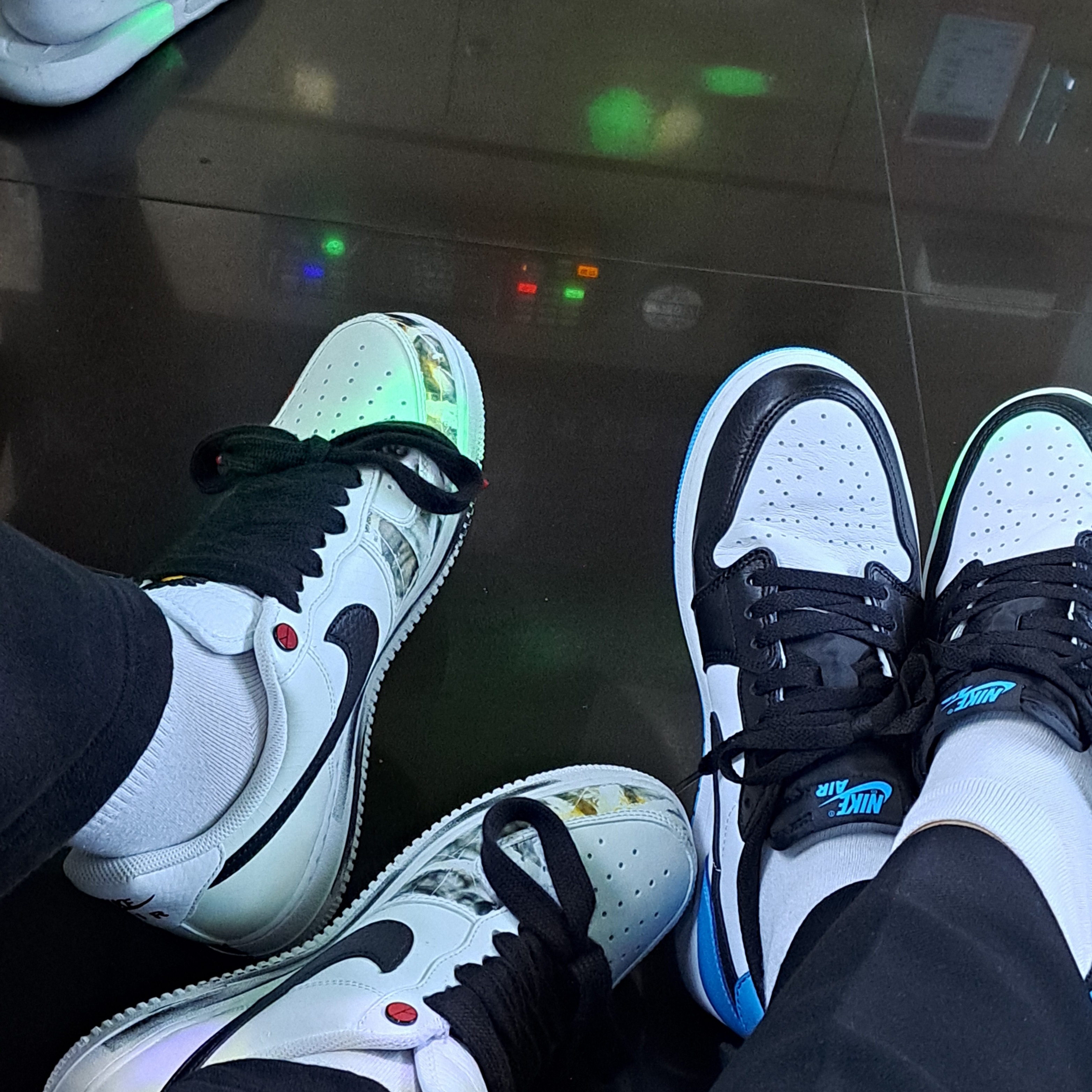 Jordan 1 Retro Low OG Black and Dark Powder Blue, Nike x Peaceminusone Air Force 1 Low Para-Noise 2.0 착용 스타일
