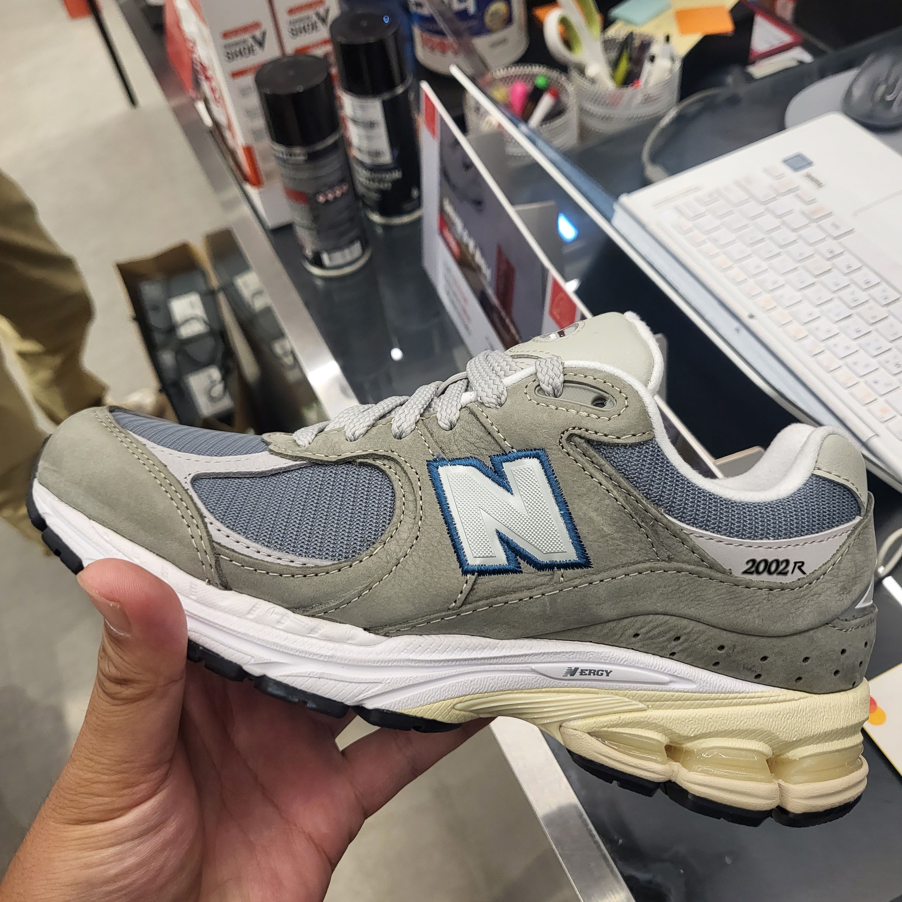 New Balance 2002R Dark Navy, New Balance 2002R Cool Grey 착용 스타일 - 2