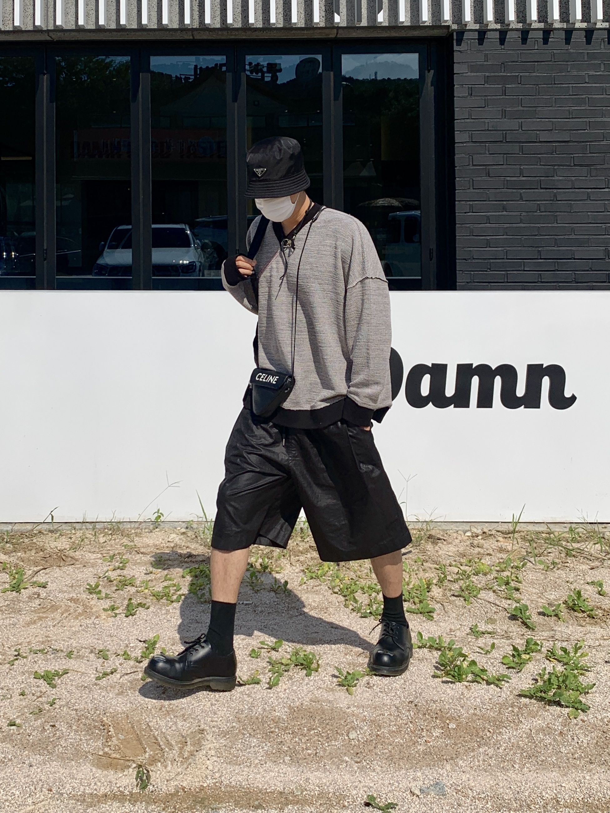 Celine Triangle Bag in Smooth Calfskin with Celine Print Black, Prada Re-Nylon Bucket Hat Black 착용 스타일 - 3